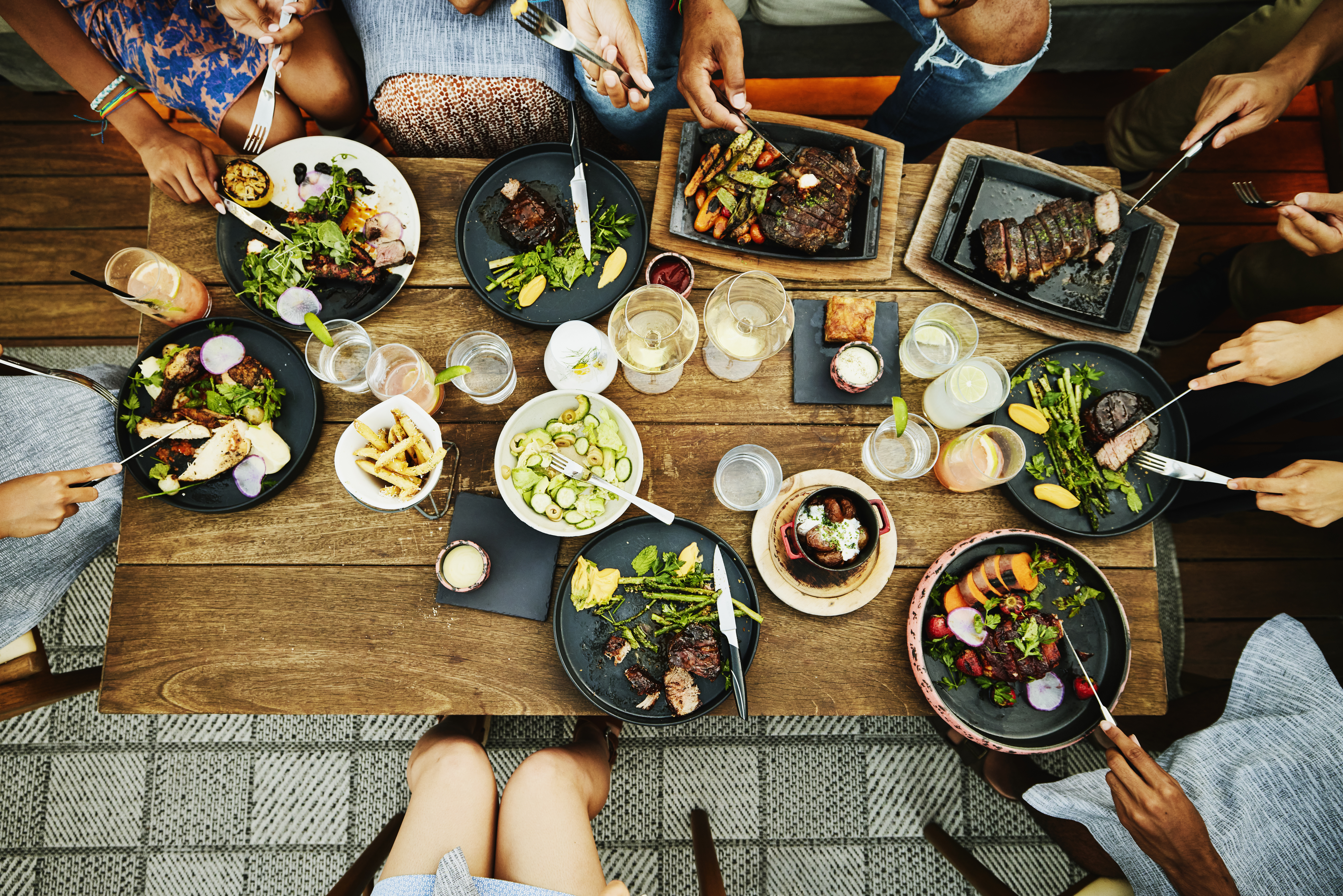 Membres d'une famille partageant un dîner dans un restaurant | Source : Getty Images