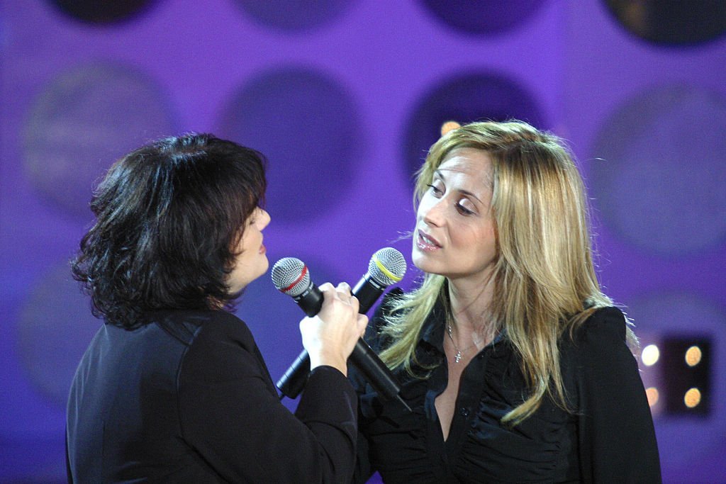 Les chanteuses Maurane et Lara Fabian, invitées de l'émission télévisée "Vivement Dimanche" de Michel Drucker. | Photo : Getty Images.