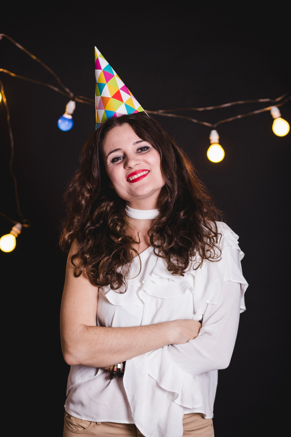 Une femme souriante à une fête | Source : Freepik