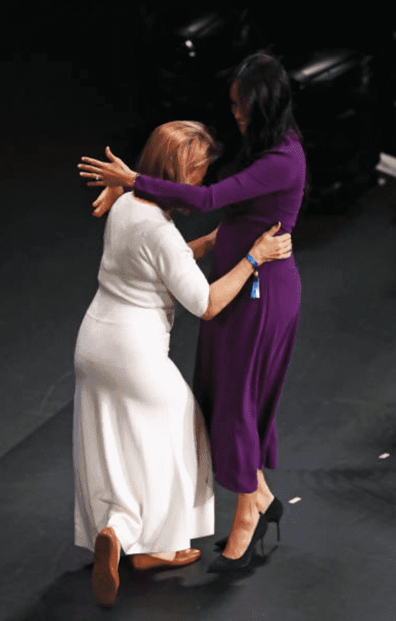  Meghan Meghan Meghan embrasse maladroitement la fondatrice de l'événement, Kate Robertson, sur scène, au Royal Albert Hall, le 22 octobre 2019, à Londres, Angleterre | Source : Getty Images