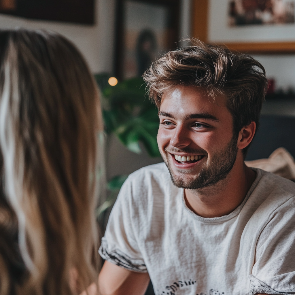 Un homme rieur qui parle à sa femme dans leur salon | Source : Midjourney