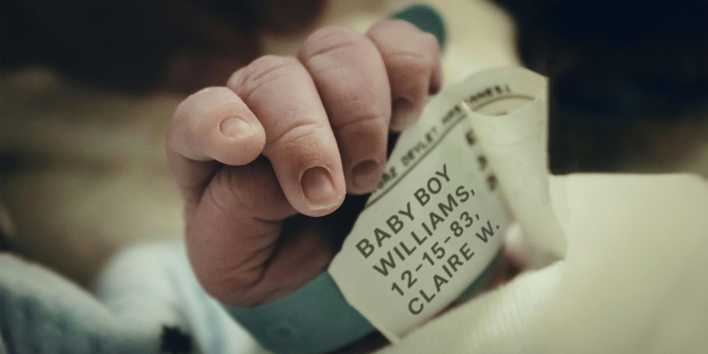 La petite main d'un nouveau-né avec un bracelet de naissance dessus | Source : Pexels