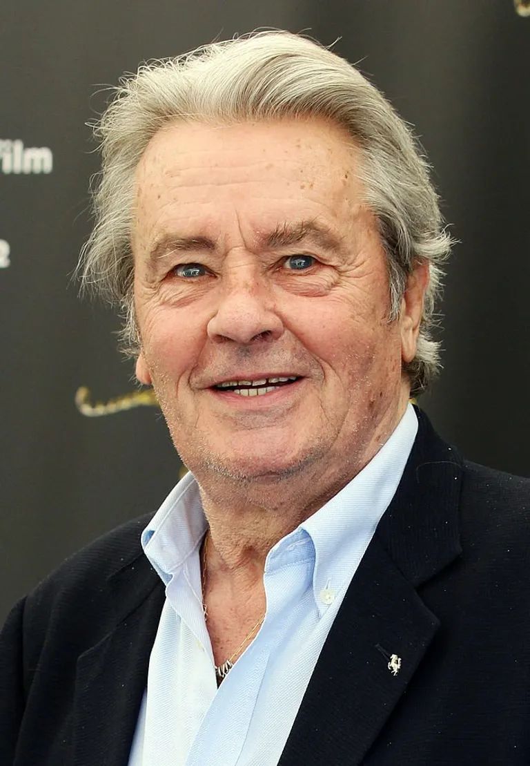 Alain Delon assiste au photocall du Life Achievement Award lors du 65e Festival du film de Locarno le 3 août 2012 à Locarno, en Suisse. I Source : Getty Images