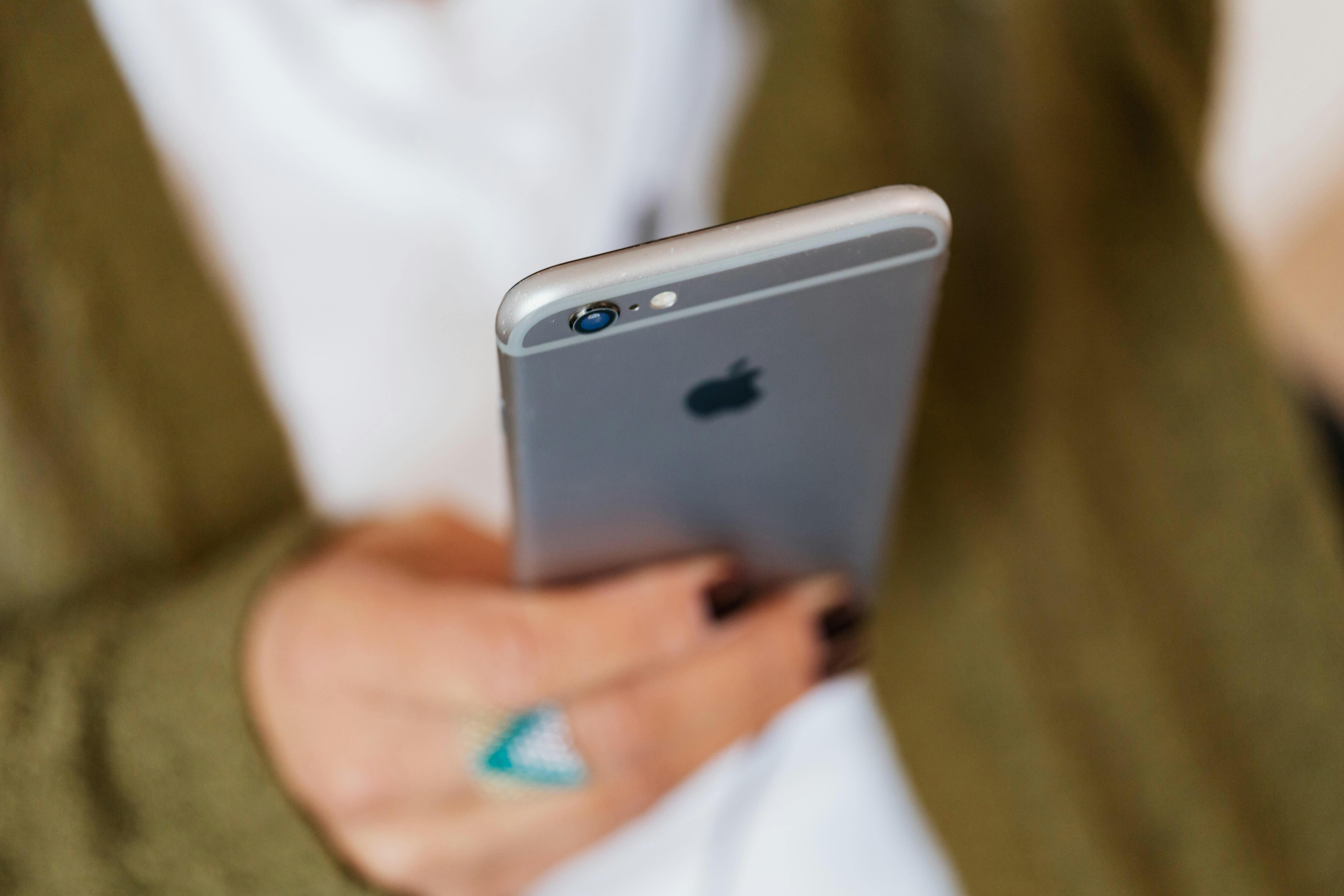 Personne tenant un iphone | Source : Pexels