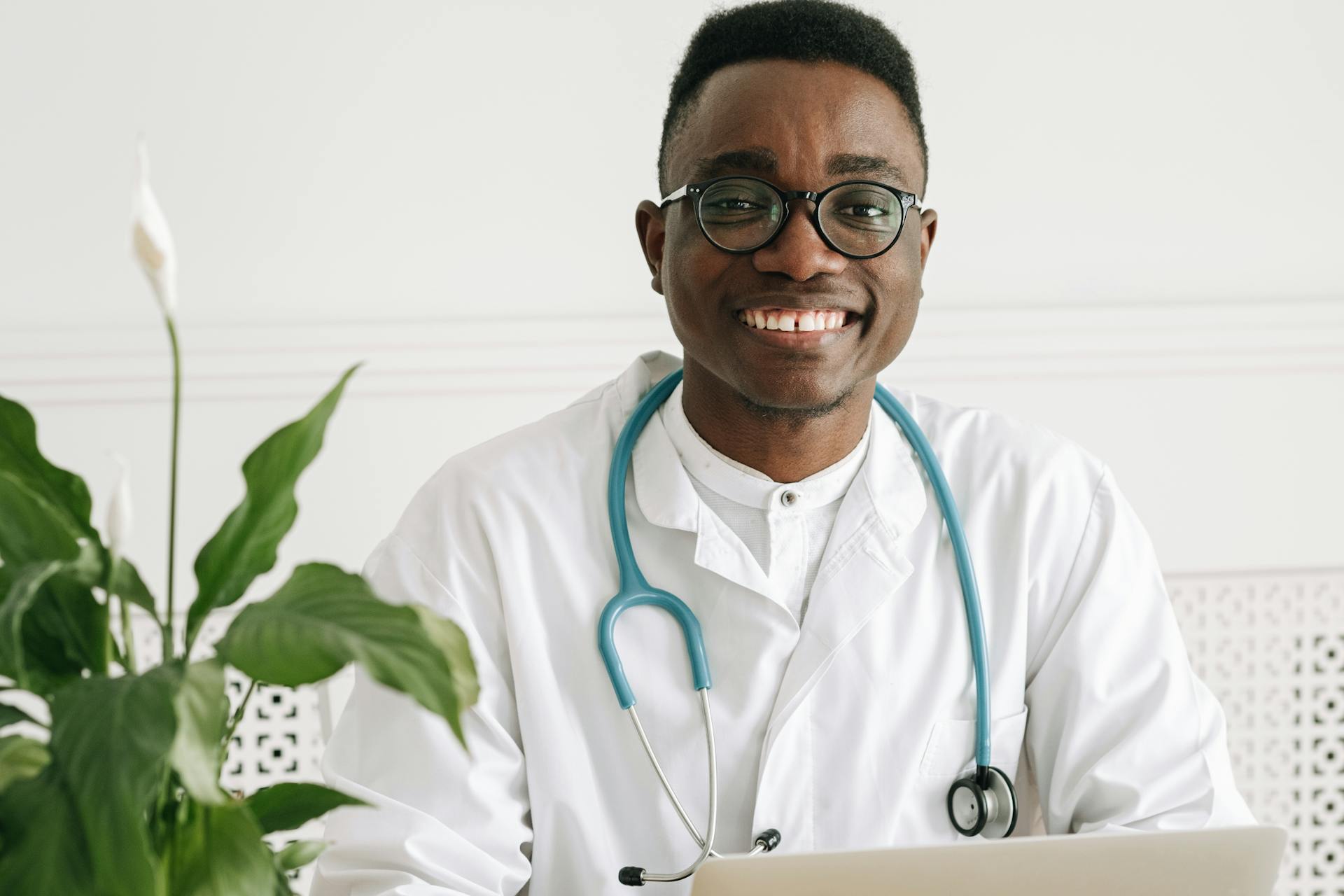 Un médecin souriant | Source : Pexels