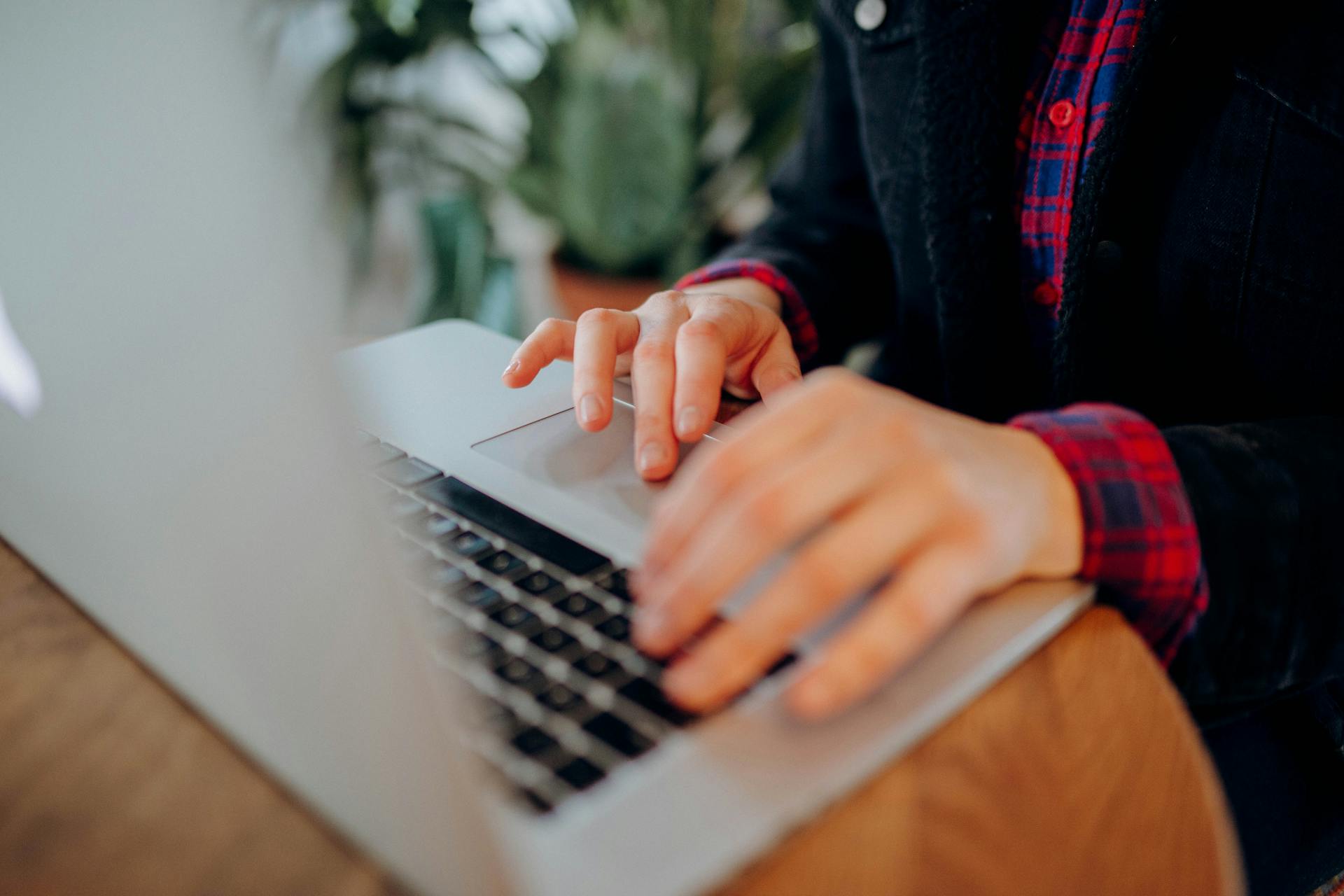 Une femme utilisant son ordinateur portable | Source : Pexels