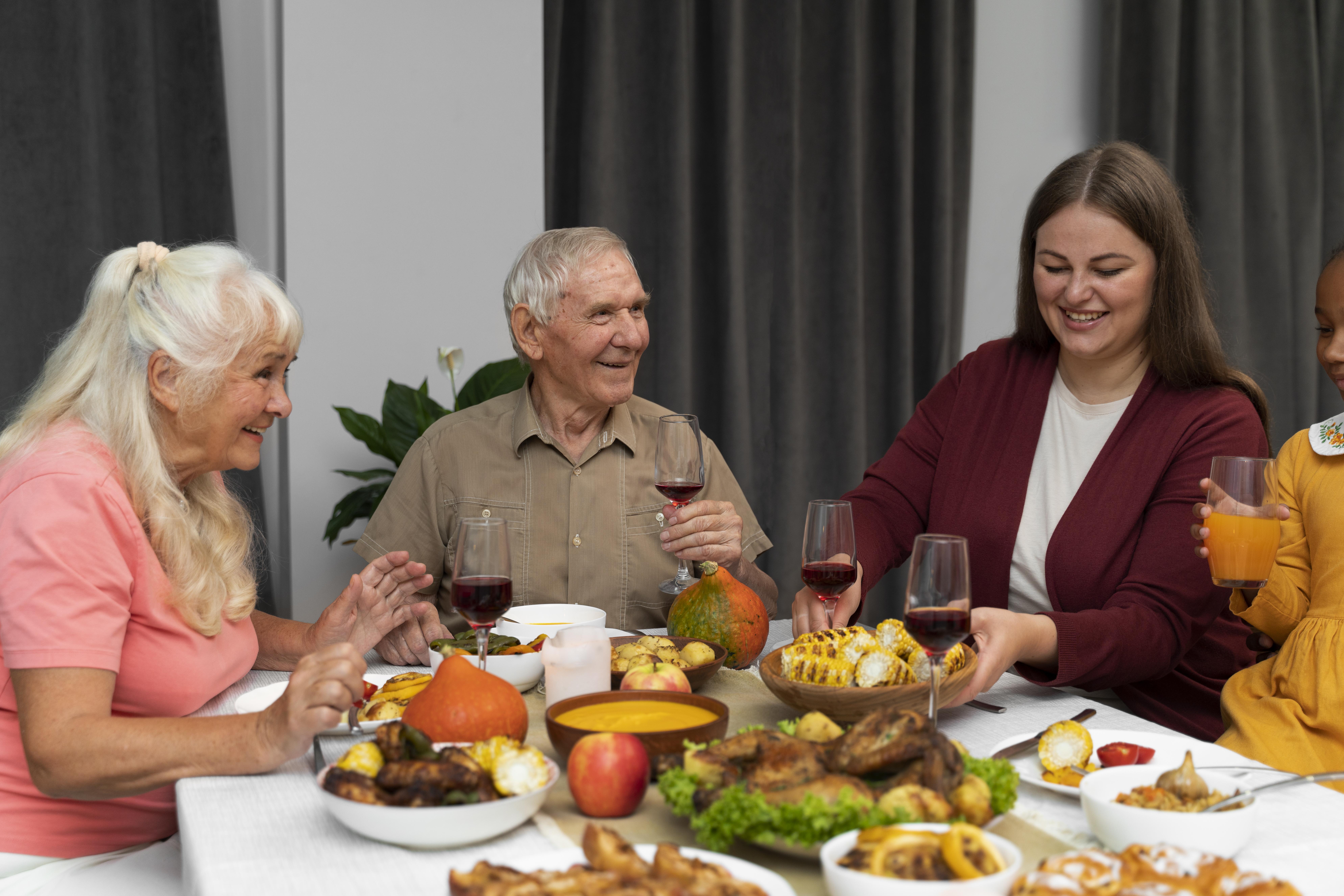 Une famille qui profite d'un dîner de Thanksgiving | Source : Freepik