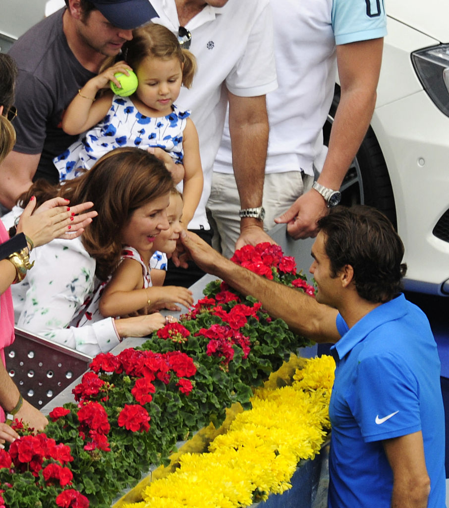 Le Suisse Roger Federer (à droite) célèbre avec sa femme et ses filles après avoir remporté la finale du Masters de Madrid contre le Tchèque Tomas Berdych, le 13 mai 2012, au complexe sportif Magic Box (Caja Magica) de Madrid I Source : Getty Images