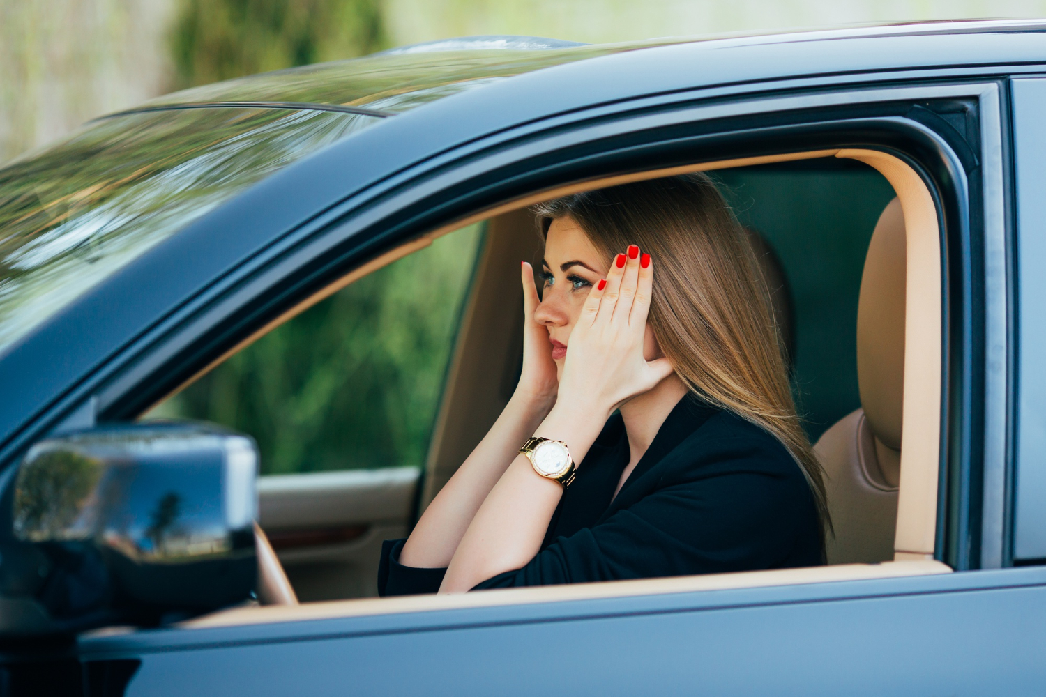 Une femme anxieuse assise dans une voiture | Source : Freepik