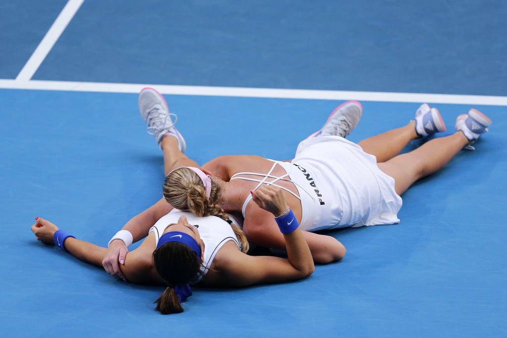 Caroline Garcia et Kristina Mladenovic, de France, célèbrent leur victoire en double féminin contre Ash Barty et Sam Stosur, d'Australie, lors de la finale de la Fed Cup 2019 entre l'Australie et la France au RAC Arena le 10 novembre 2019 à Perth, Australie. | Photo : Getty Images