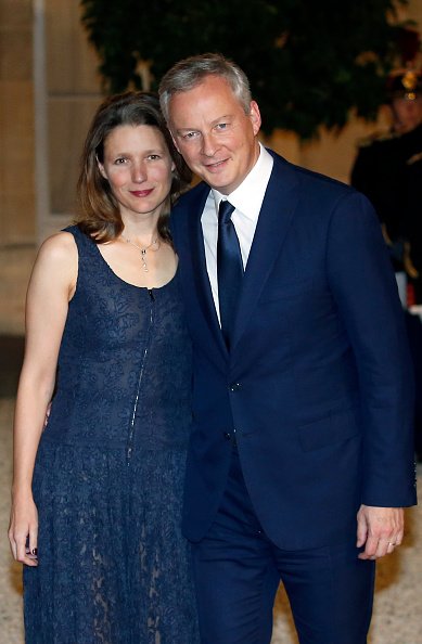 Bruno Le Maire et son épouse Pauline Doussau au Palais présidentiel de l'Élysée le 15 octobre 2018 à Paris, France. | Photo : Getty Images