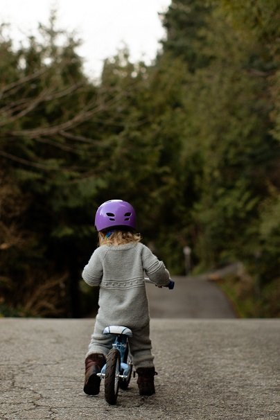 Un enfant sur un vélo | Photo : Pexels.