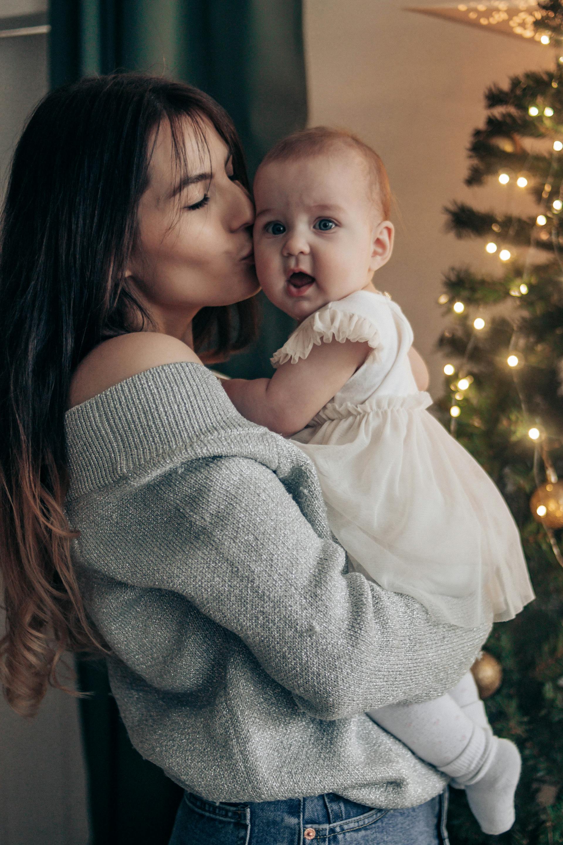 Une mère embrassant sa petite fille | Source : Pexels