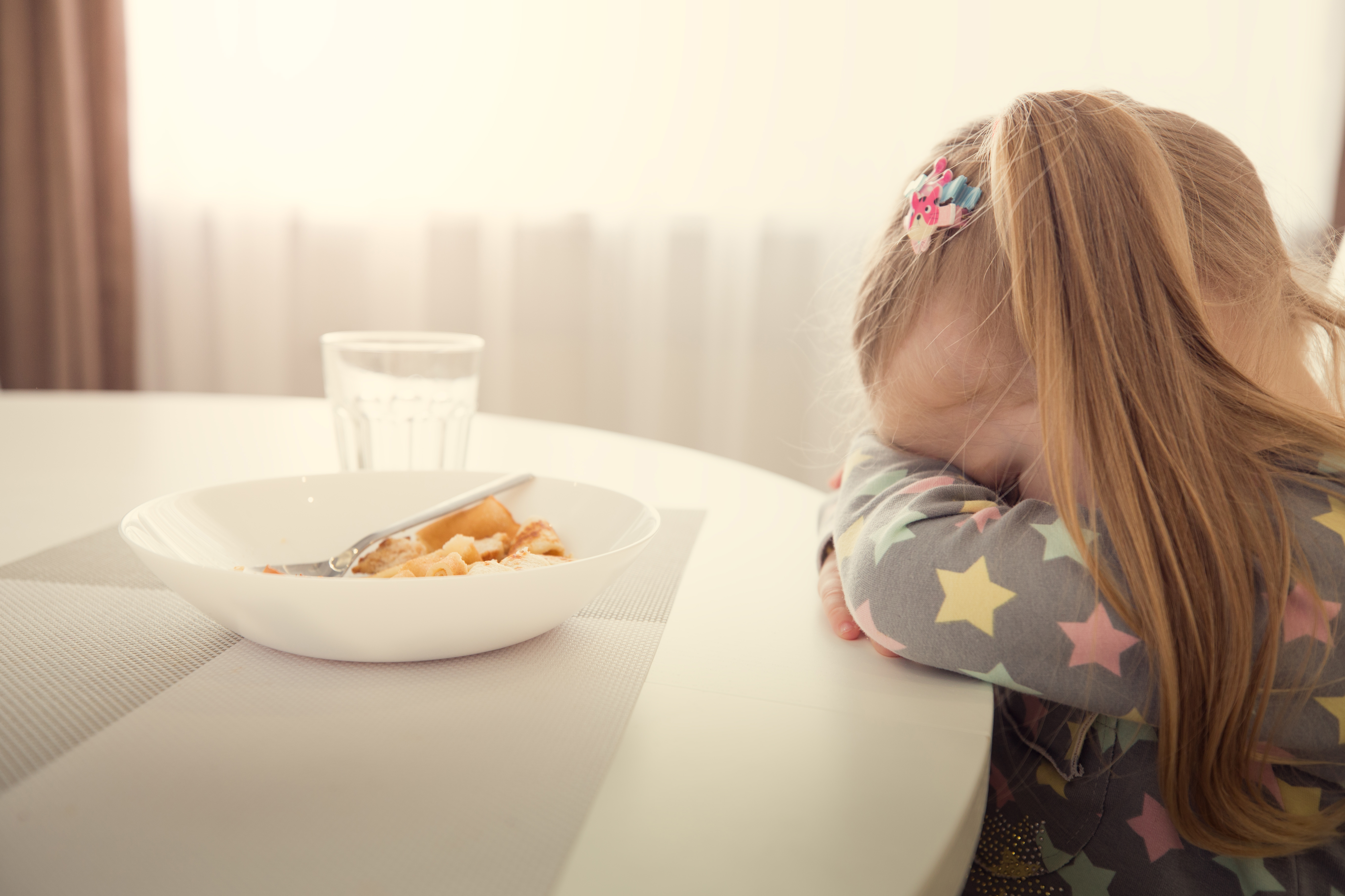 Une petite fille qui refuse de manger | Source : Shutterstock