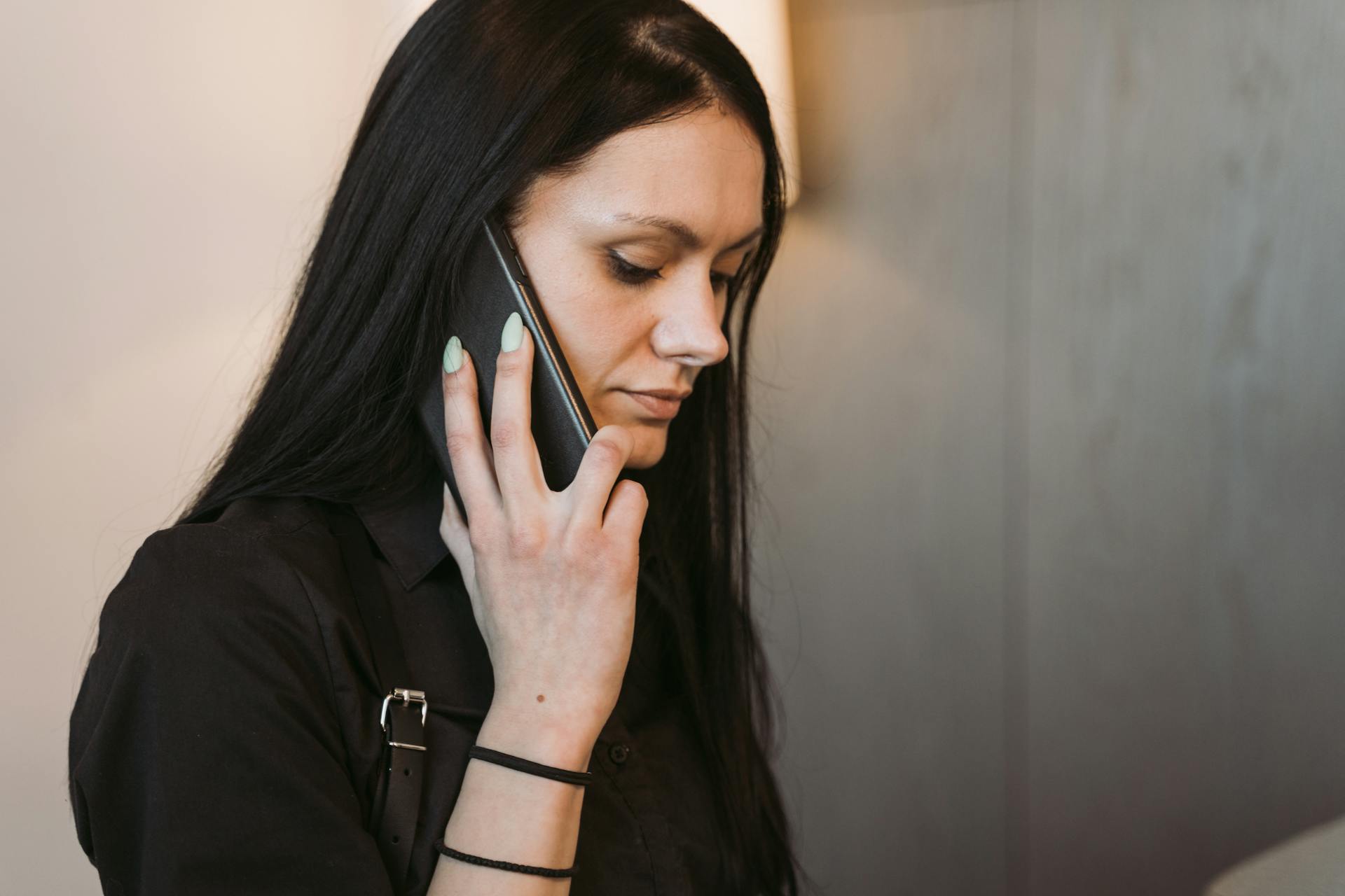 Une femme qui parle au téléphone | Source : Pexels