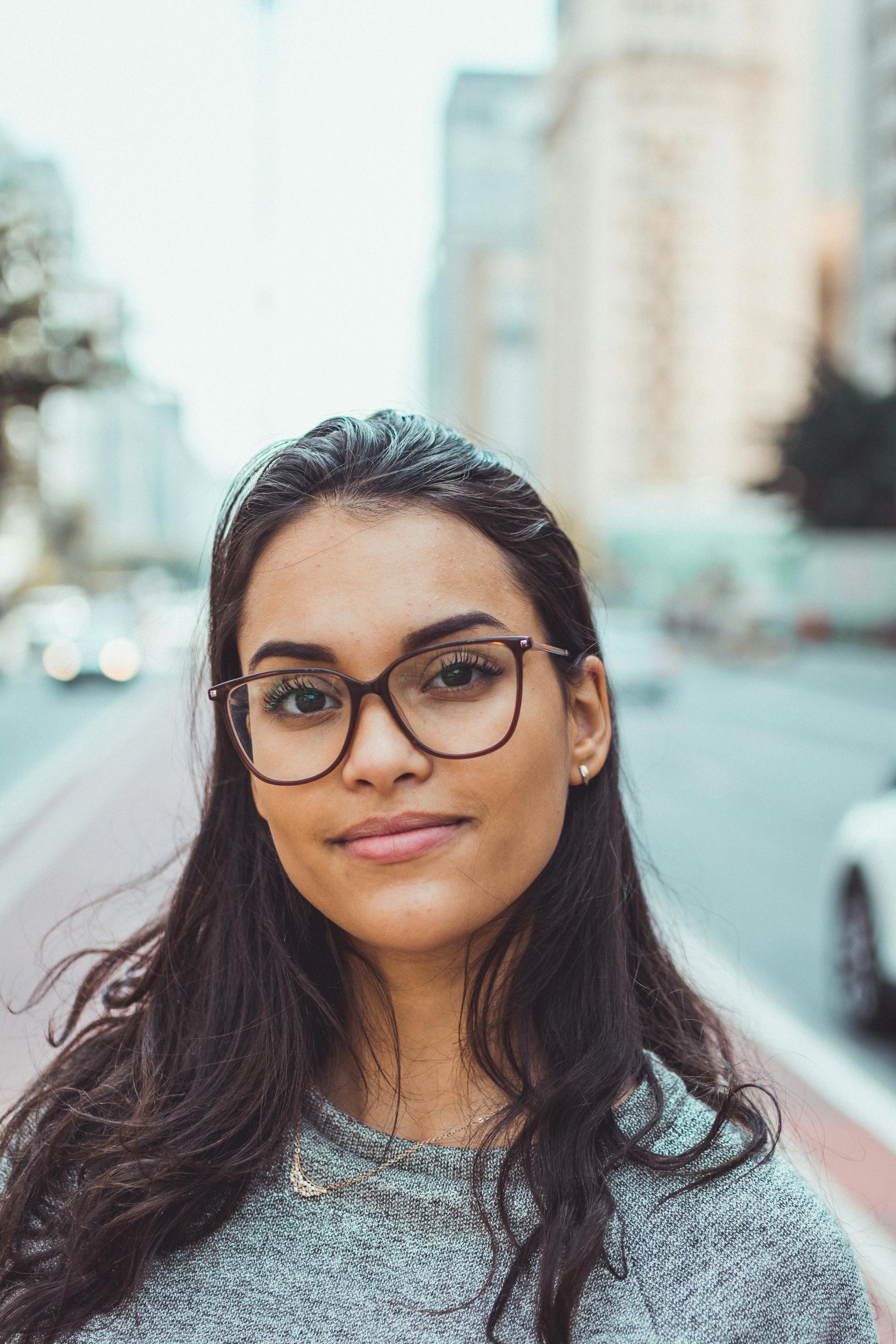 Une femme avec une forme de visage ovale | Source: Pexels