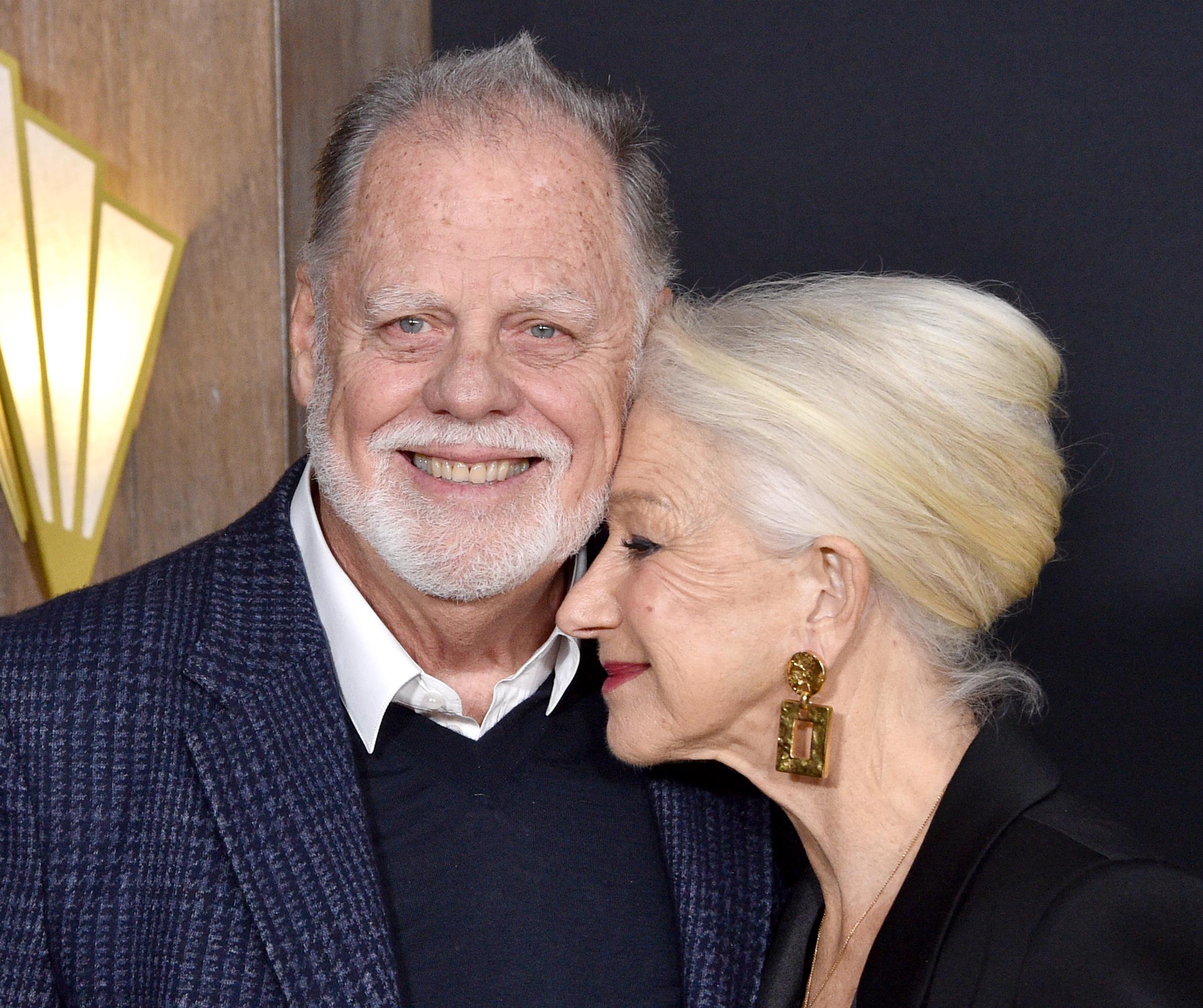 Taylor Hackford et Helen Mirren assistent à la première du film "1923" de Paramount+ à Los Angeles, Californie, le 2 décembre 2022 | Source : Getty Images