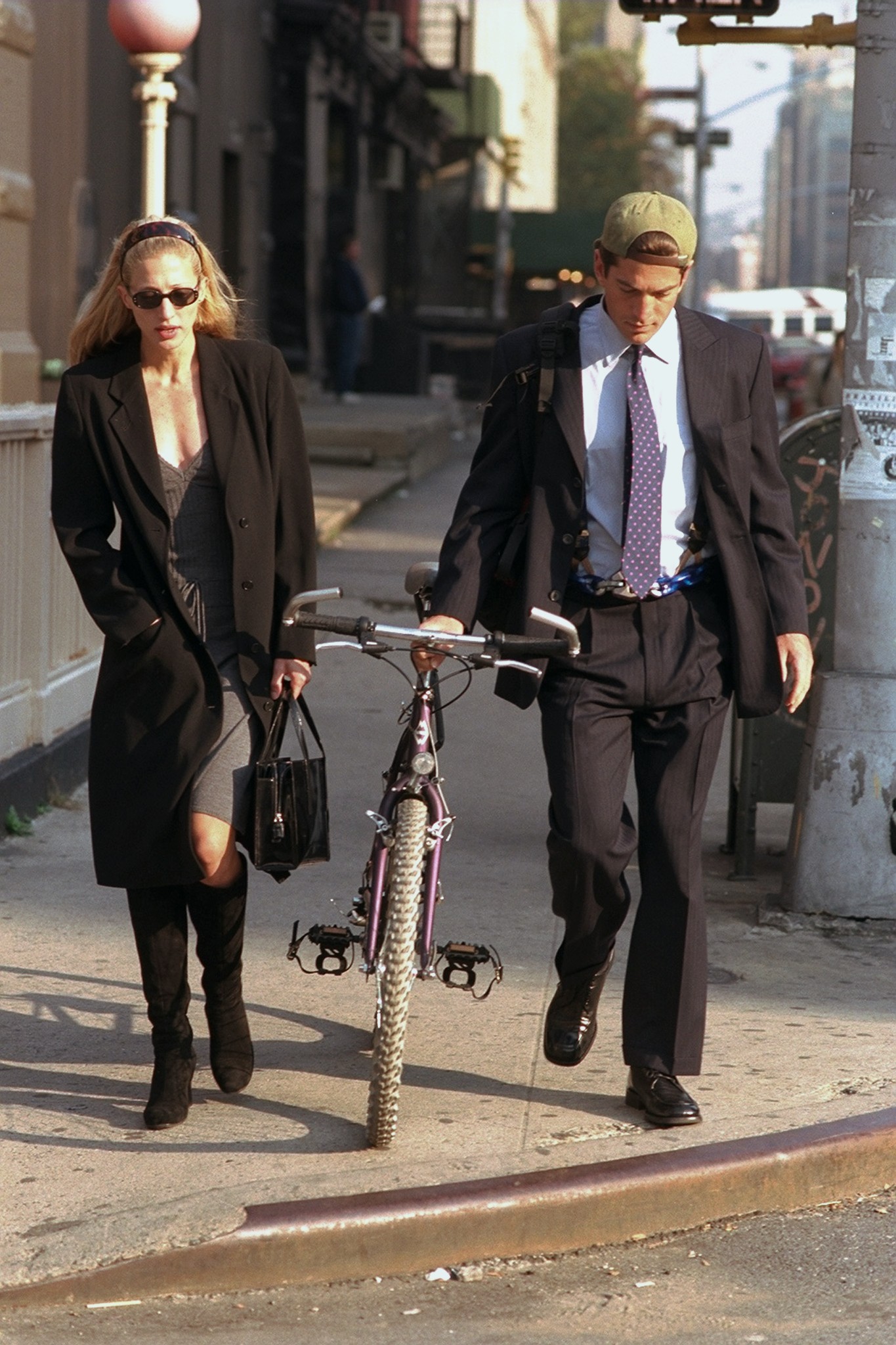 Carolyn Bessette et John F. Kennedy Jr. lors d'une promenade en 1996. | Source : Getty Images