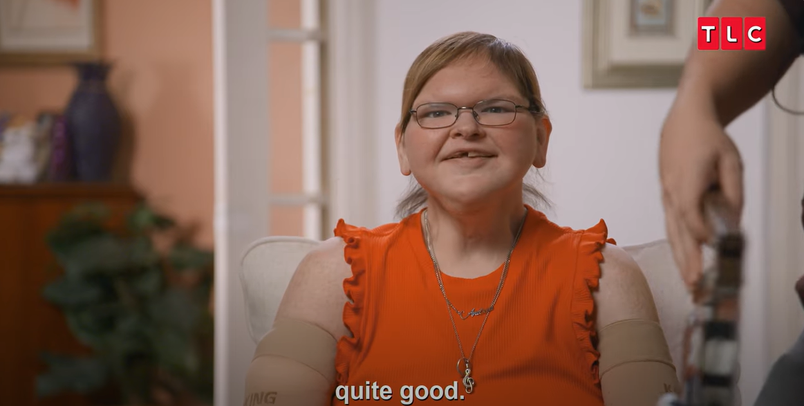 Tammy Slaton a fière allure dans un chemisier orange lors de son interview avec TLC, d'après un post vidéo daté du 6 juin 2025 | Source : YouTube/TLC