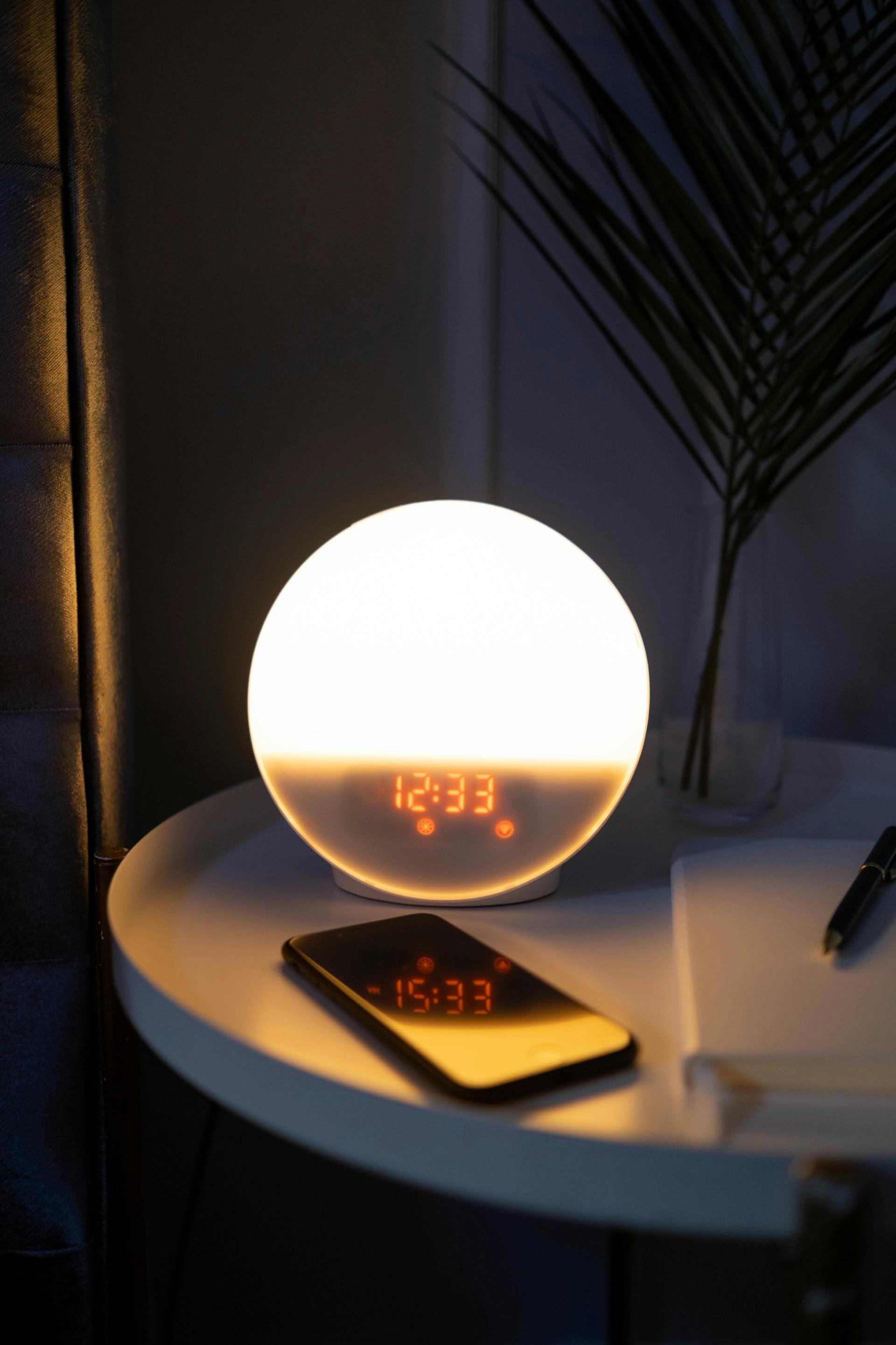 Un téléphone sur une table de nuit | Source : Pexels