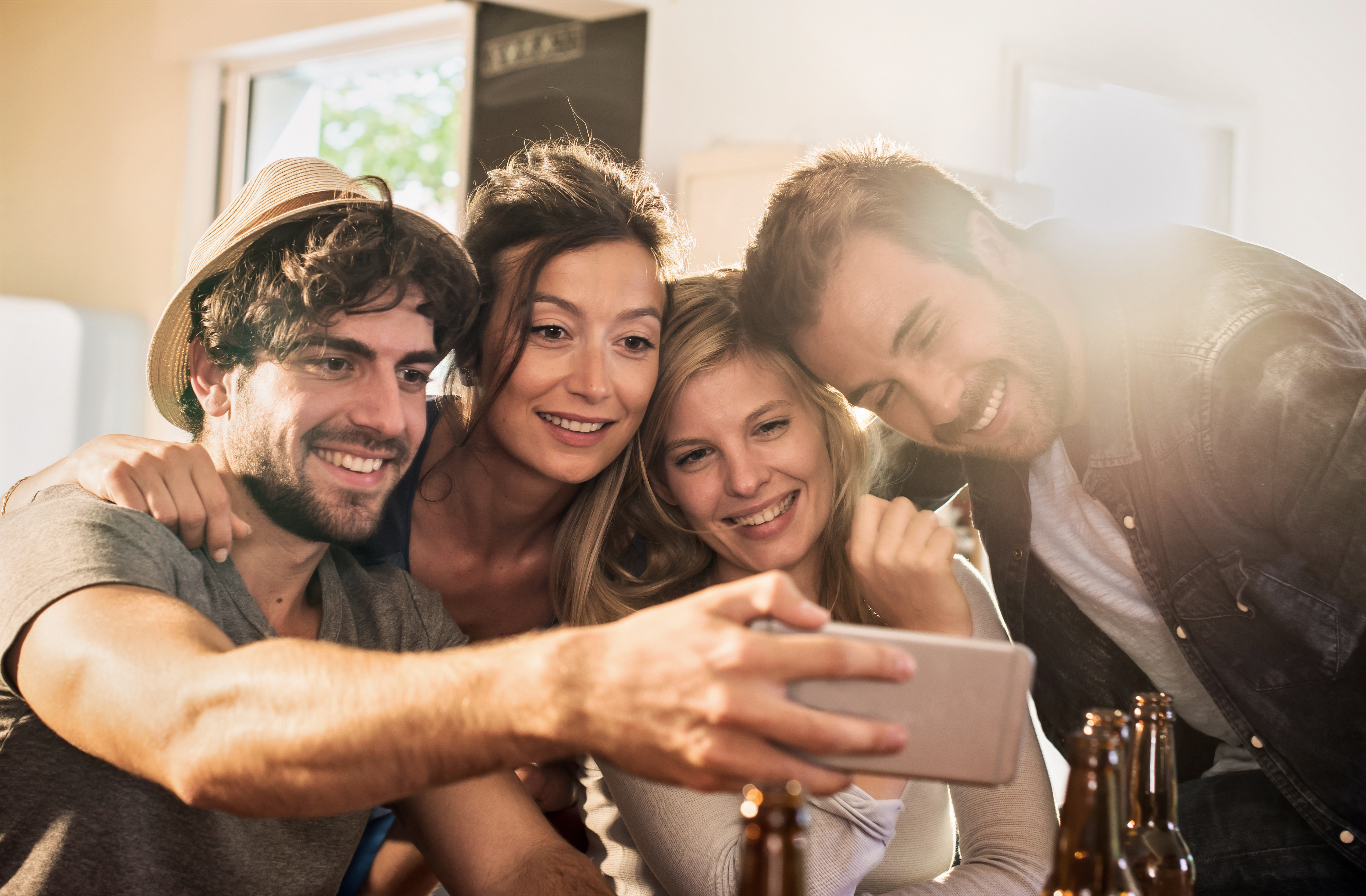 Amis prenant un selfie sur un smartphone | Source : Shutterstock