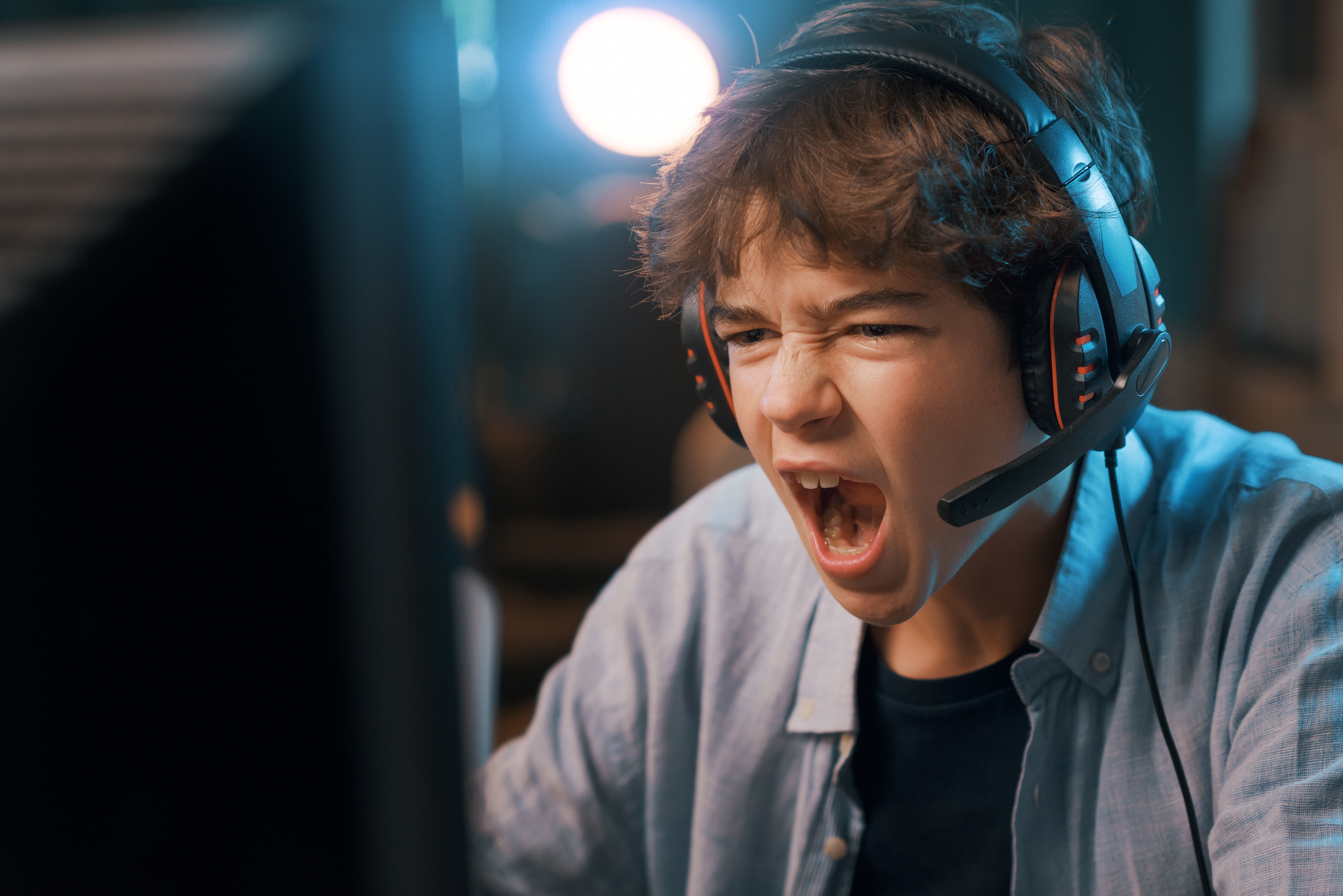 Un garçon jouant à un jeu vidéo | Source : Shutterstock