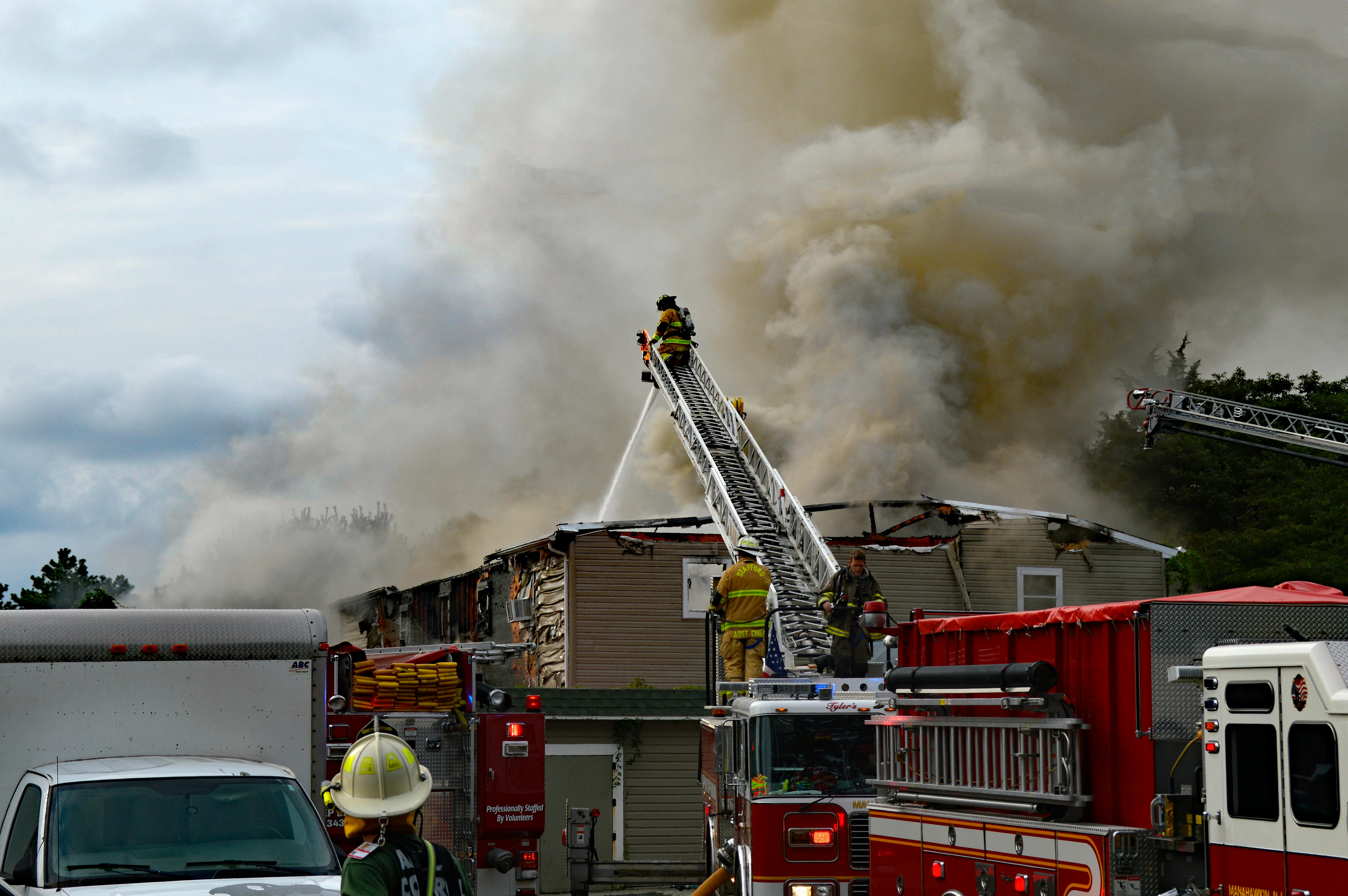 Pompiers en train d'éteindre un incendie | Source : Pexels