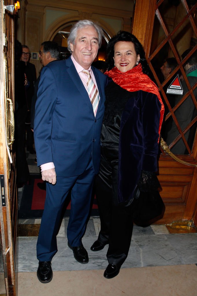Jean-Loup Dabadie et sa femme Véronique Bachet assistent à "Quelque Part dans cette Vie" Générale au Théâtre Edouard VII le 12 février 2018 à Paris, France. | Photo : Getty Images