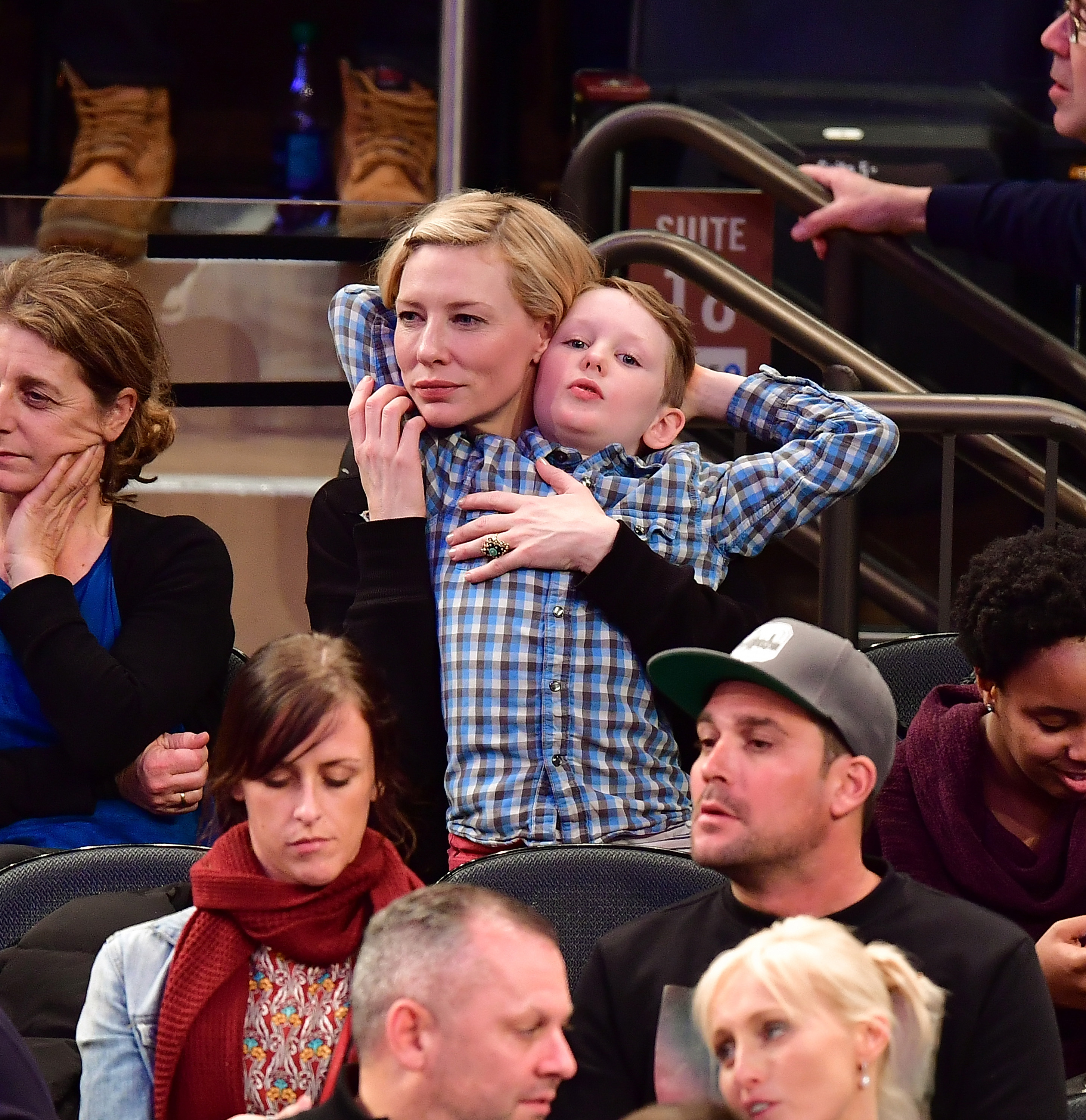 Cate Blanchett et Ignatius Upton lors d'un match de basket le 2 janvier 2017 à New York. | Source : Getty Images