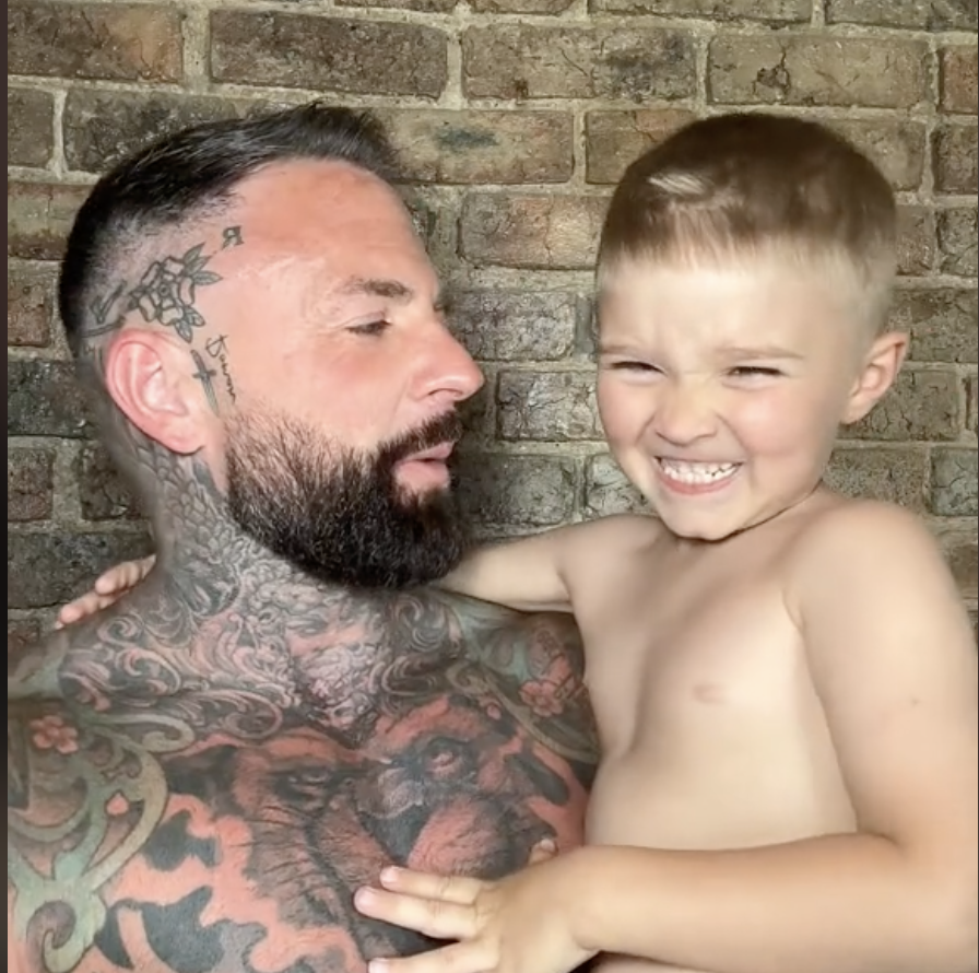 Tom est photographié avec son fils, Roman. | Source : tiktok.com/@tom_leeds