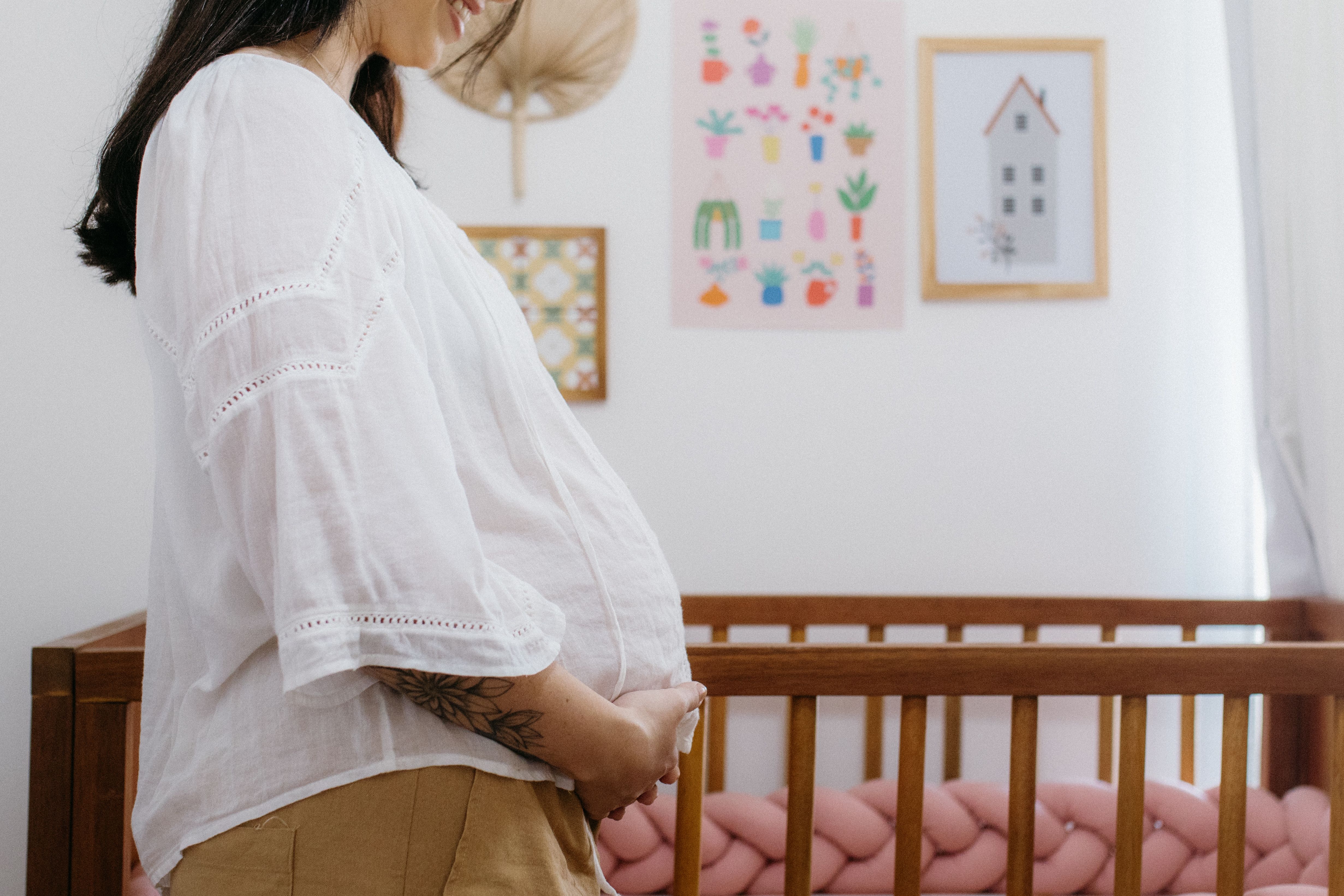 Une femme enceinte pose la main sur son ventre | Source : Pexels