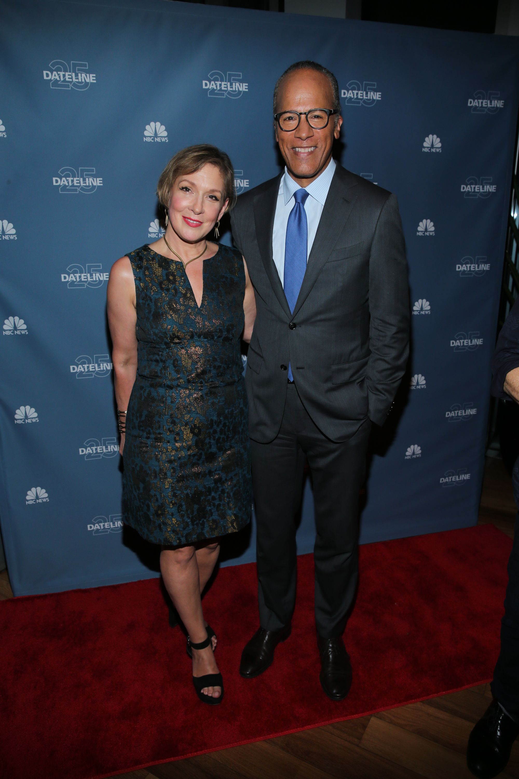 Lester Holt et Carol Hagen lors de l'événement 5 du 25e anniversaire de "Dateline". | Source : Getty Images