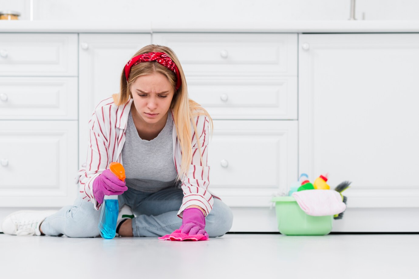 Une femme qui récure les sols | Source : Freepik
