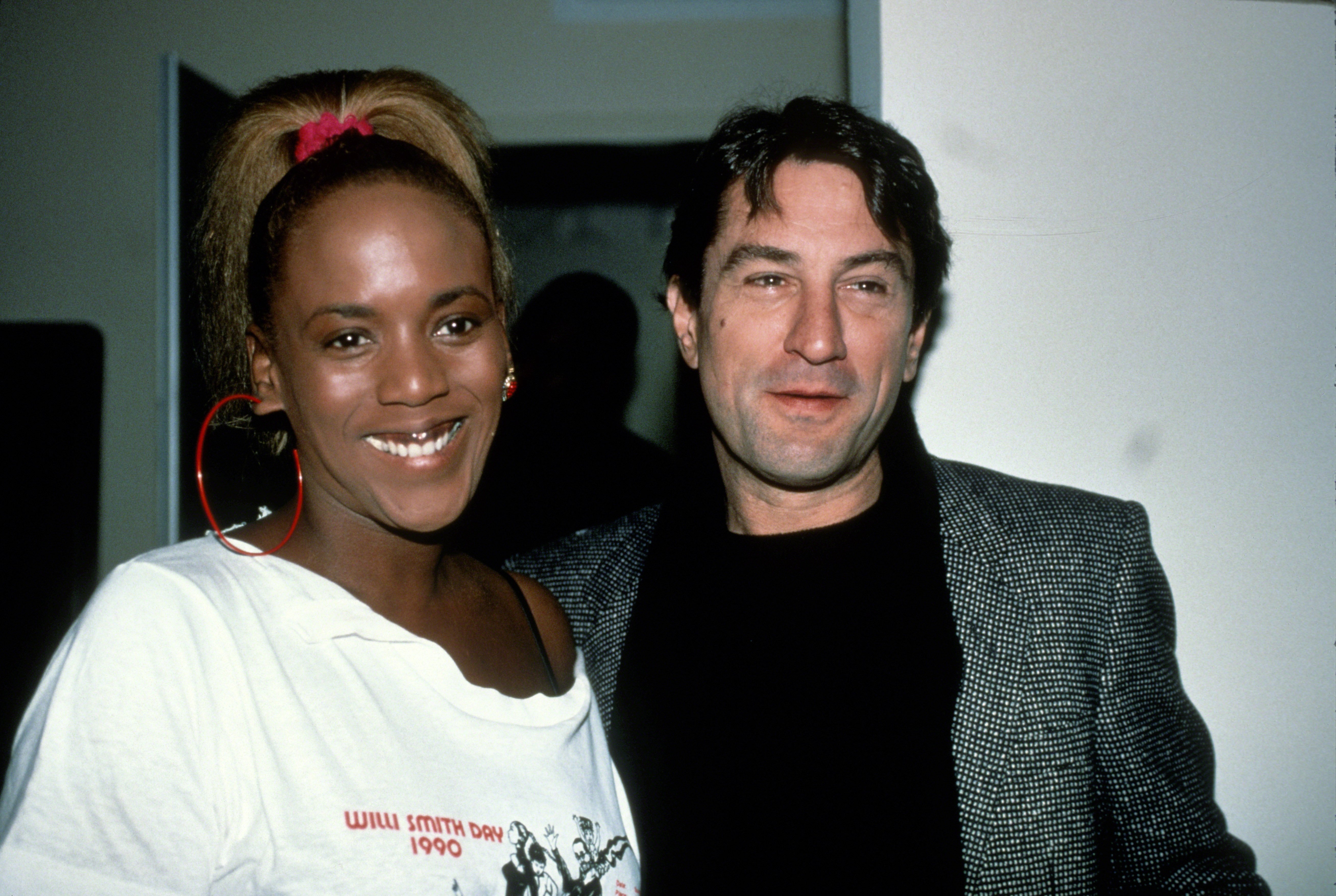 Robert De Niro photographié avec sa petite amie de longue date, l'actrice Toukie Smith, en 1990 à New York. / Source : Getty Images