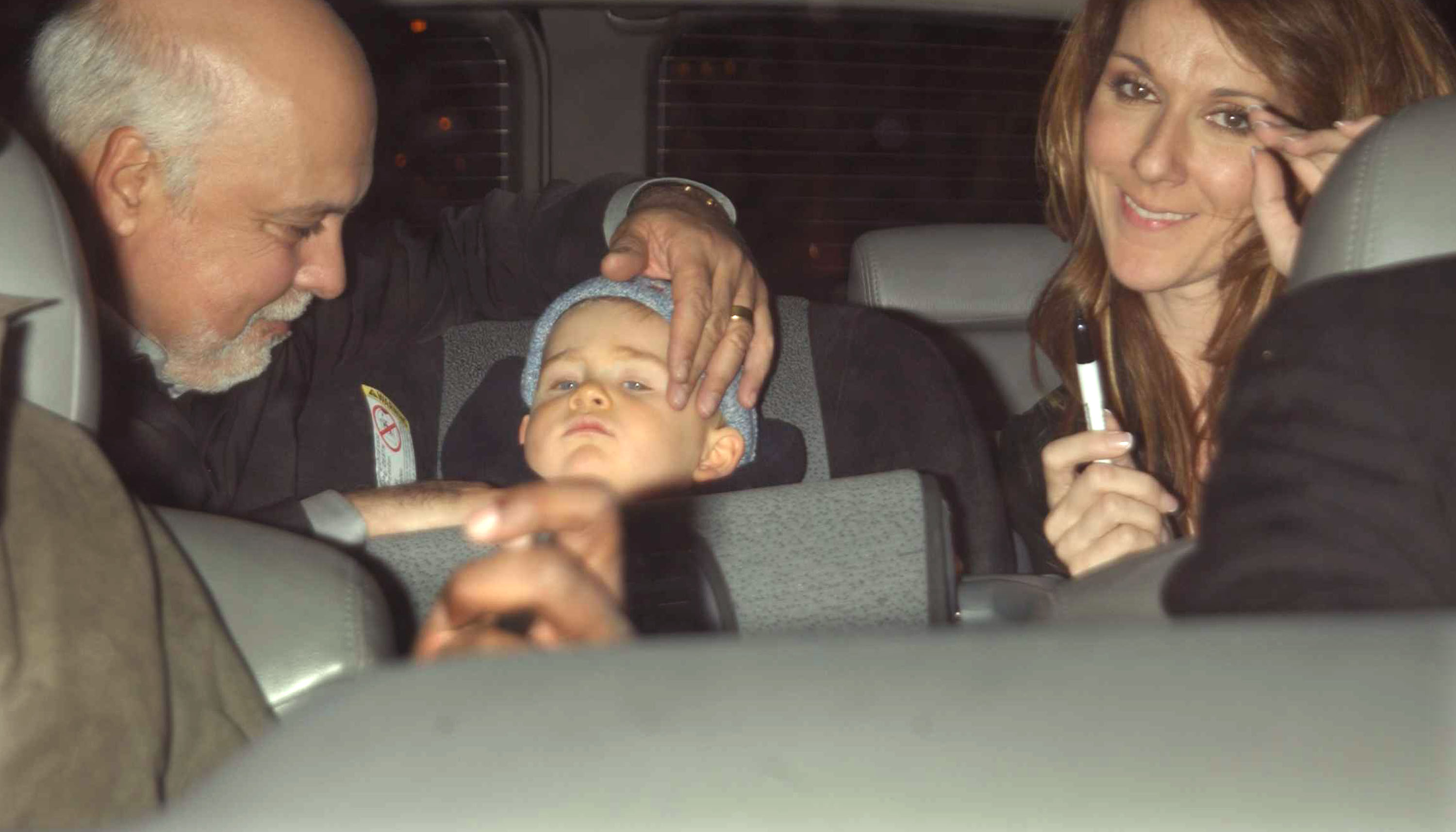 René Angelil, René-Charles et Céline Dion photographiés à l'intérieur d'un véhicule à New York le 27 mars 2002 | Source : Getty Images