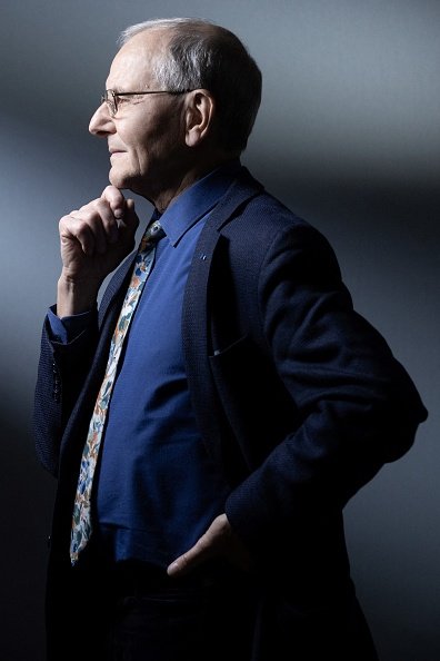 Le scientifique, généticien et président de la Ligue contre le cancer français Axel Kahn pose à Paris le 22 mars 2021. | Photo : Getty Images
