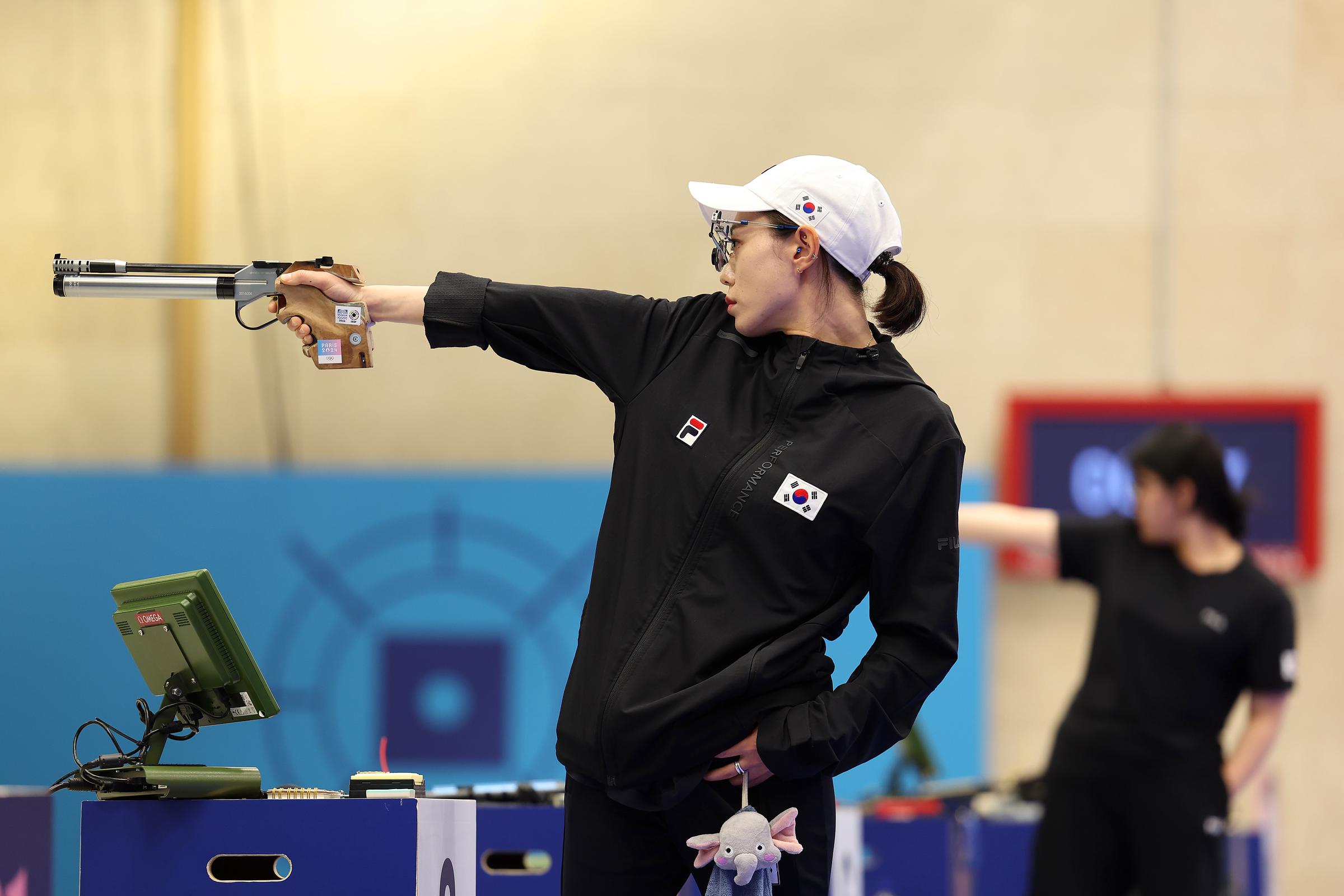 Kim Yeji tire pendant la finale du pistolet à air comprimé 10 m féminin aux Jeux olympiques de Paris, le 28 juillet 2024, à Châteauroux, France | Source : Getty Images