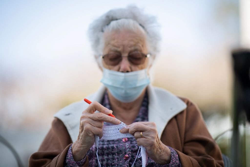 Une vielle dame qui fait du tricot.| Photo : Getty Images
