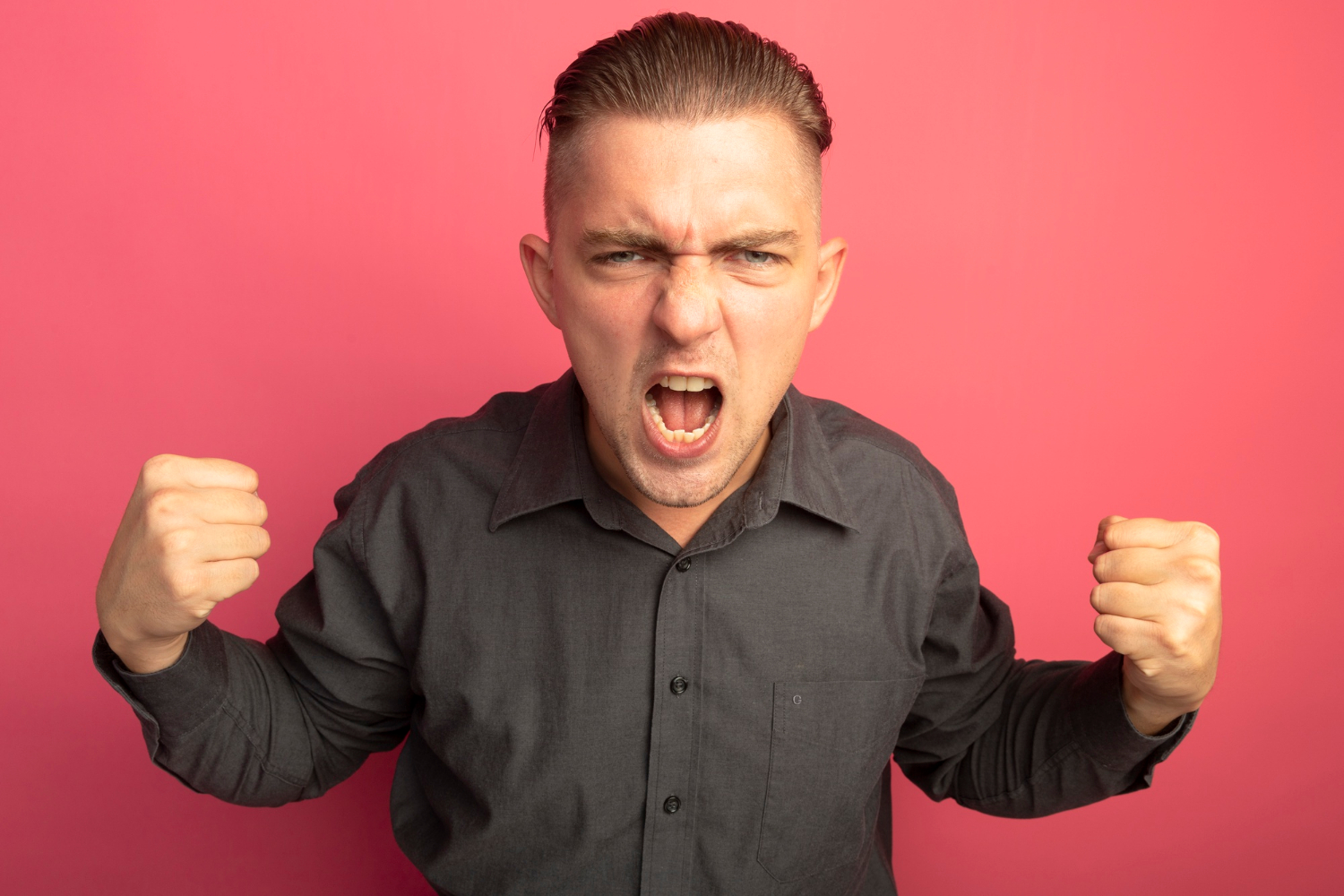 Un homme frustré qui crie après quelqu'un | Source : Freepik