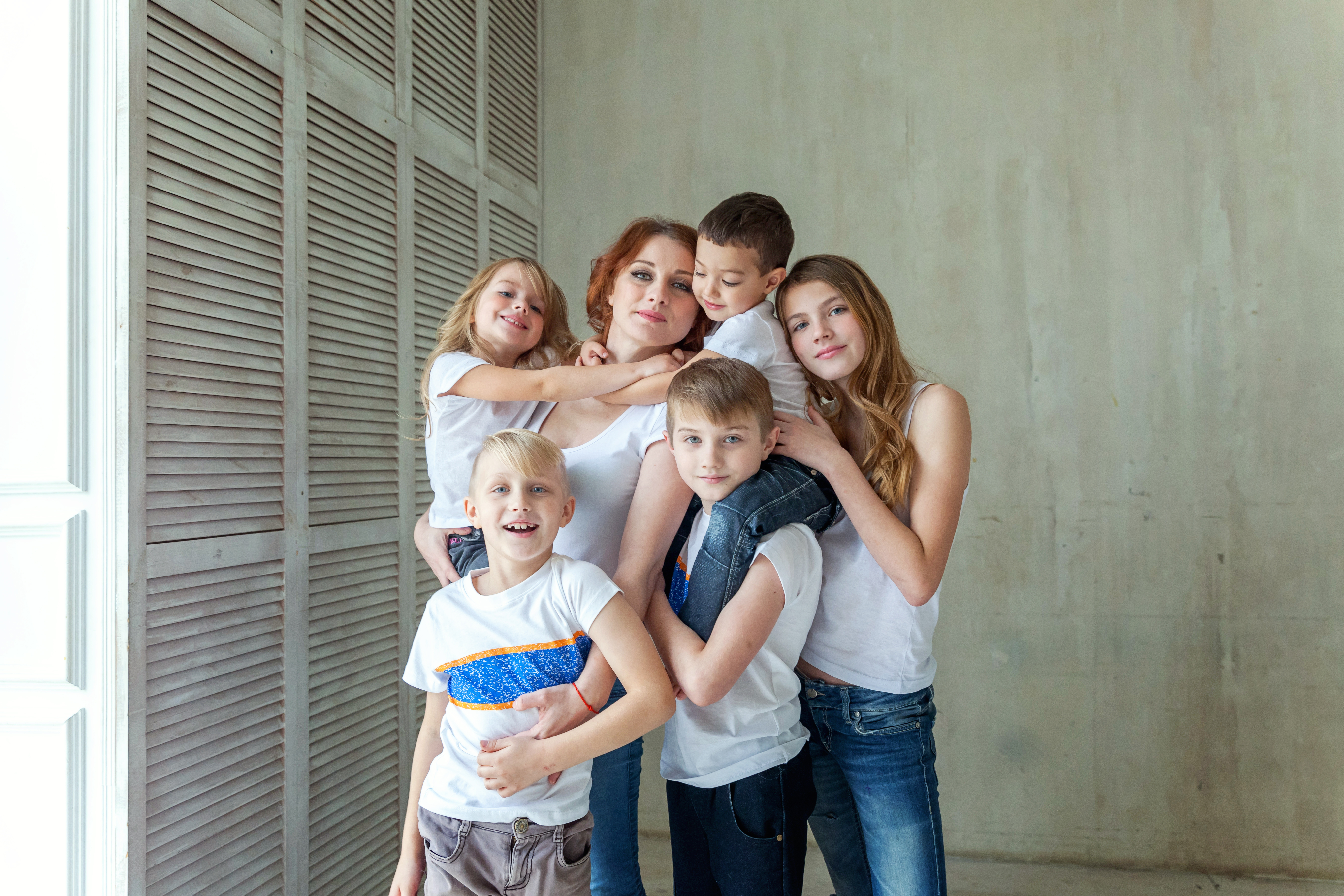 Une femme posant avec ses cinq enfants | Source : Shutterstock