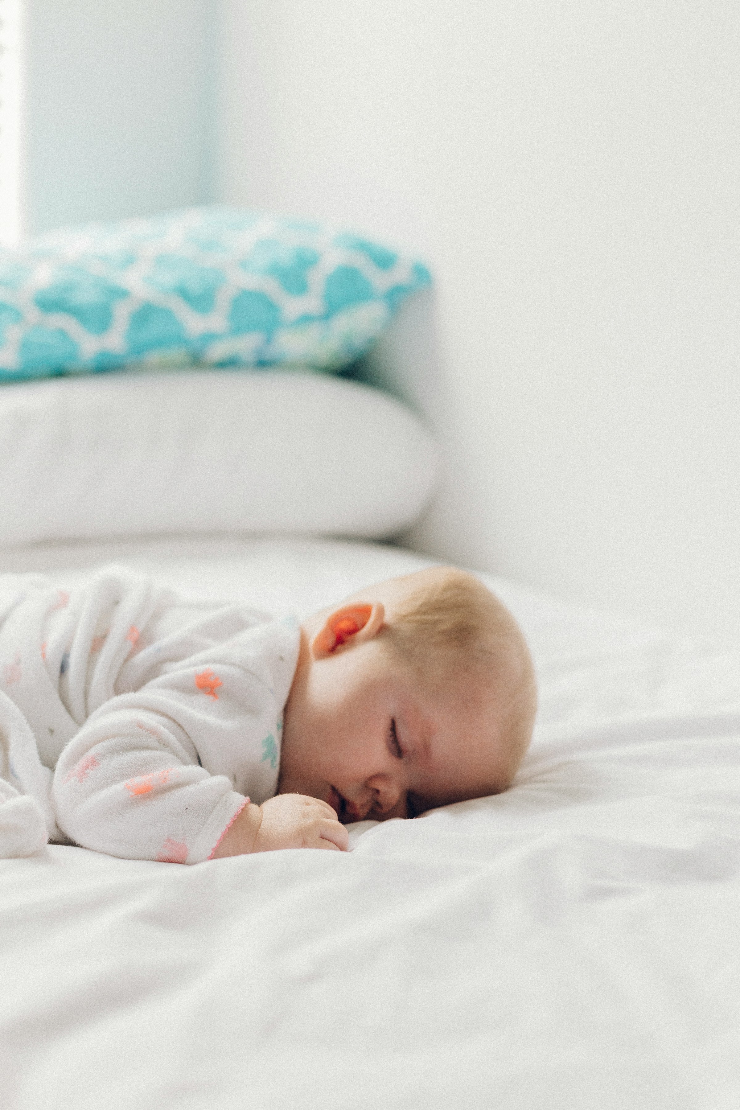 Un bébé qui dort paisiblement | Source : Unsplash