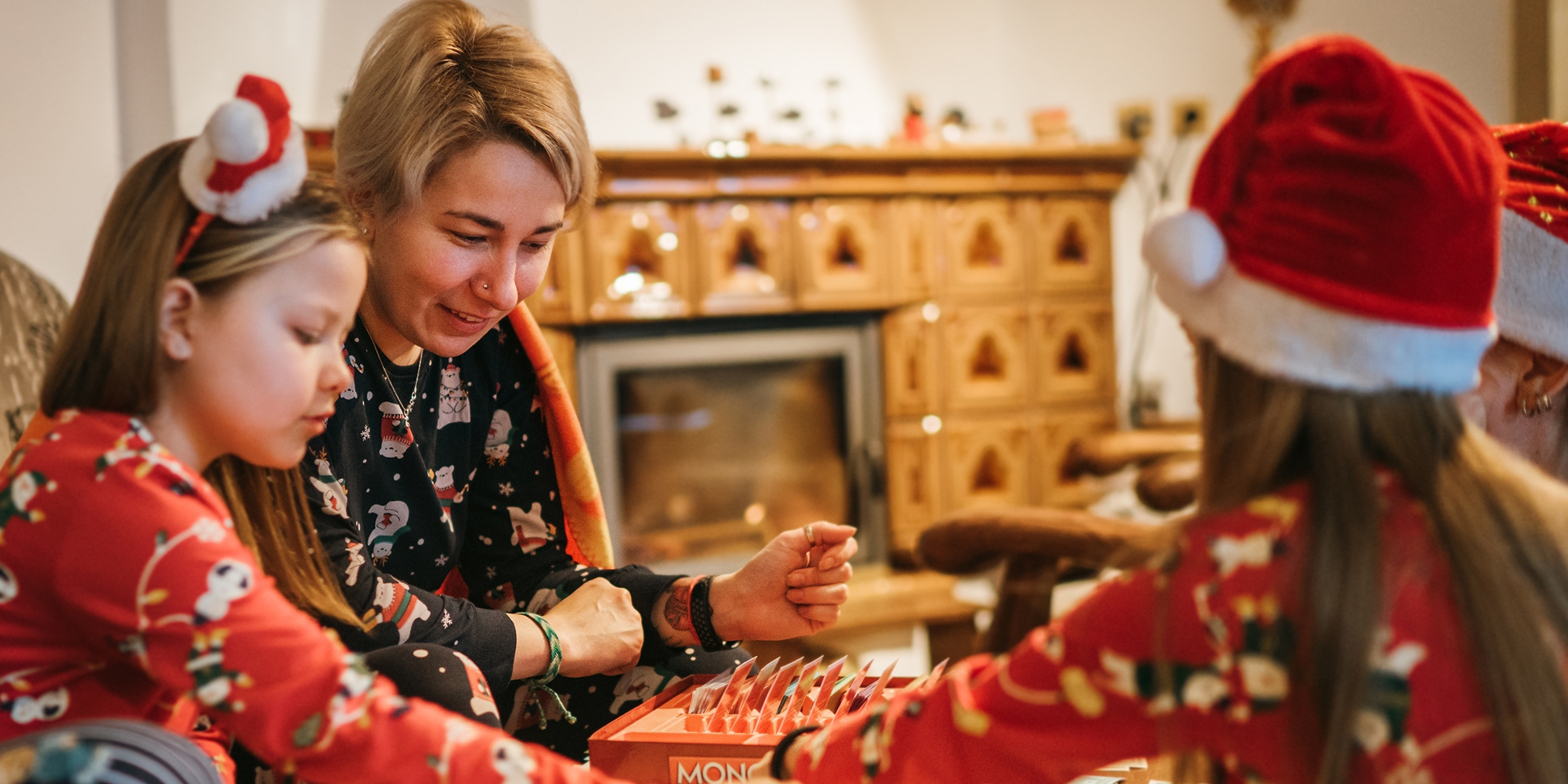 Une famille en pyjama de Noël | Source : Shutterstock