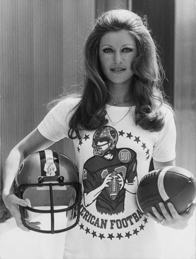Sheila, vêtue pour un tournoi de football américain à Paris en 1976. l Source : Getty Images
