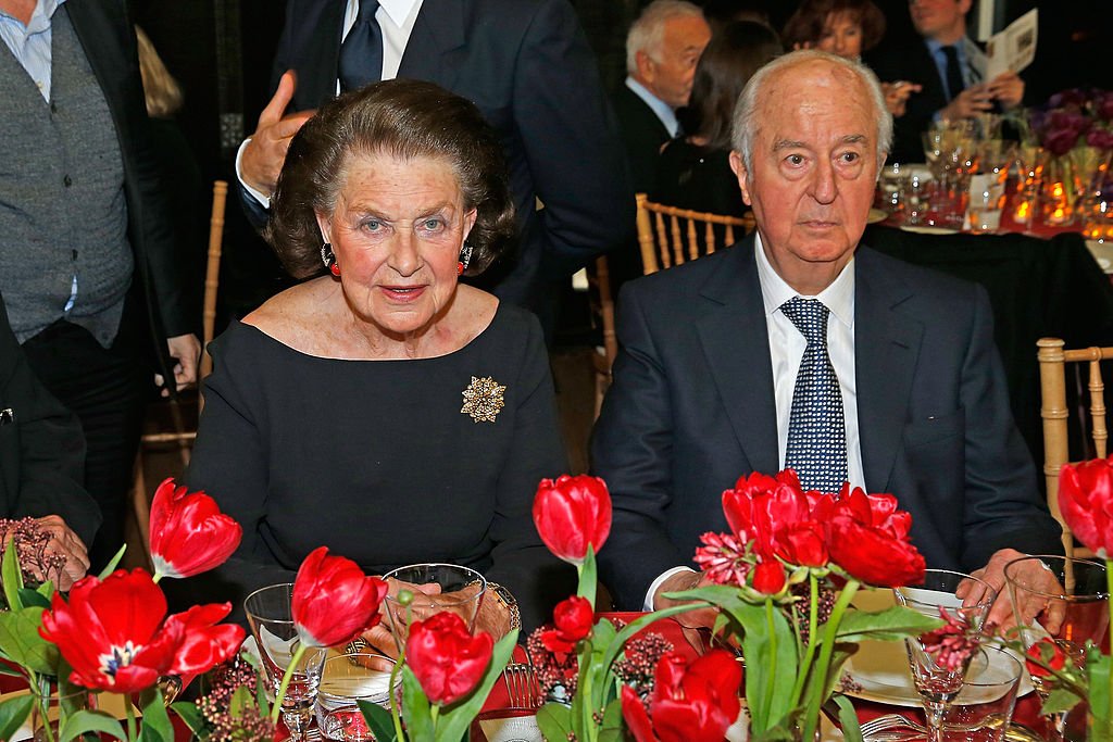 Jeanne-Marie de Broglie et Edouard Balladur assister au 8e dîner annuel de la "Société des Amis du Musée d'Art Moderne'' au Centre Pompidou le 5 février 2013. | Photo : Getty Images
