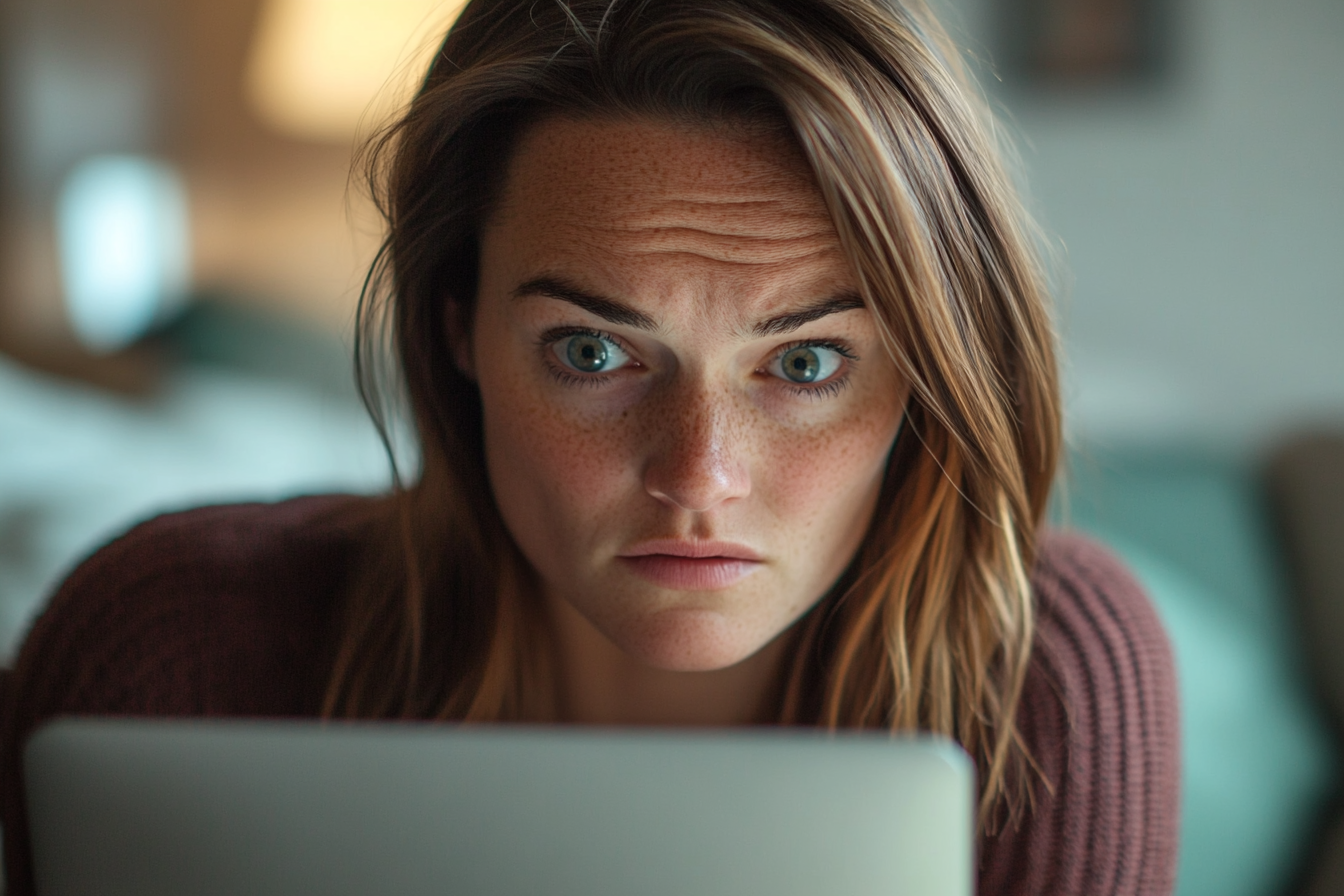 Une femme regardant l'écran de son ordinateur portable | Source : Midjourney