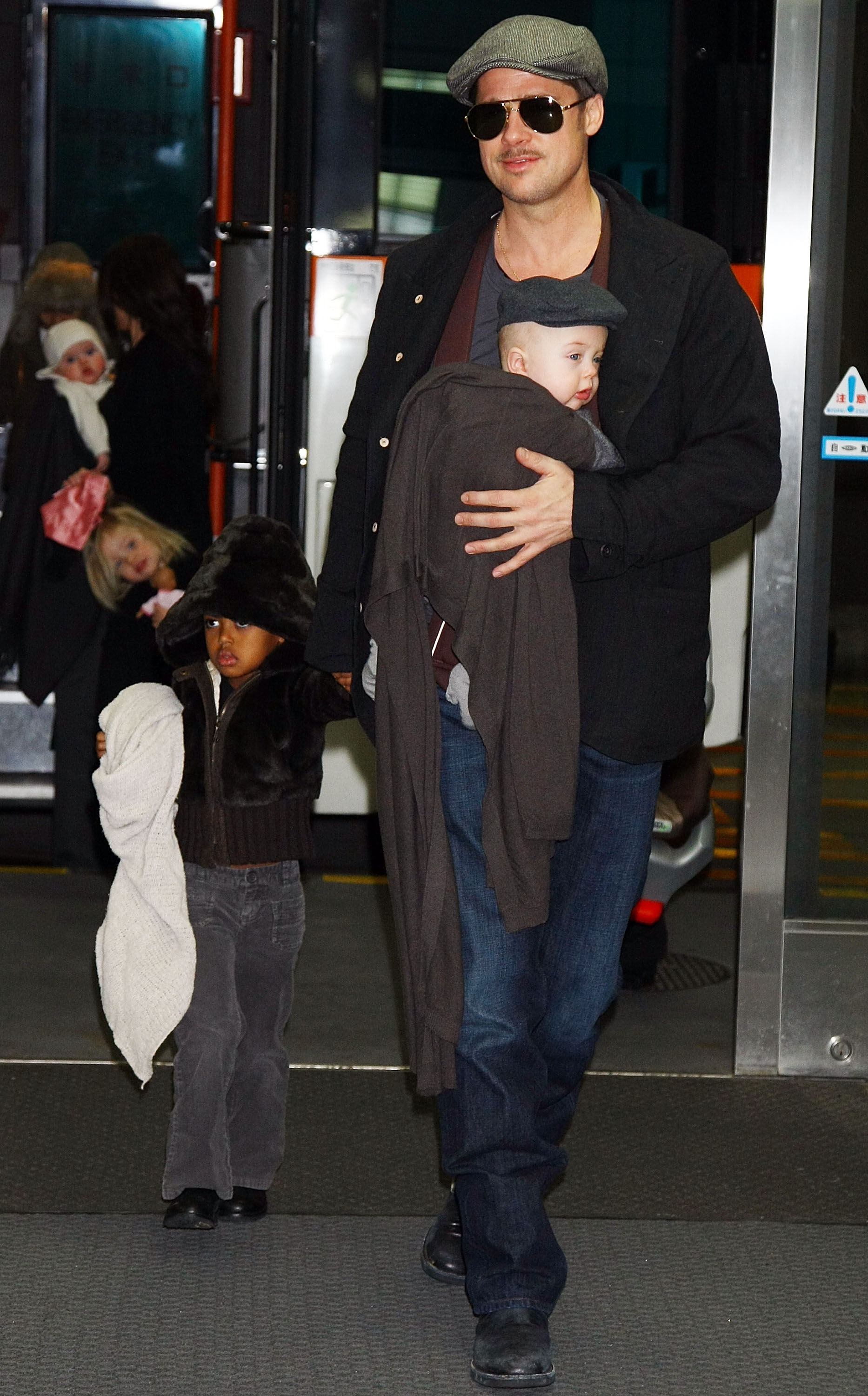 L'acteur Brad Pitt arrive à l'aéroport international de Narita avec ses enfants (de gauche à droite) Vivienne, Shiloh, Zahara et Knox le 27 janvier 2009 à Narita, Chiba, Japon | Source : Getty Images