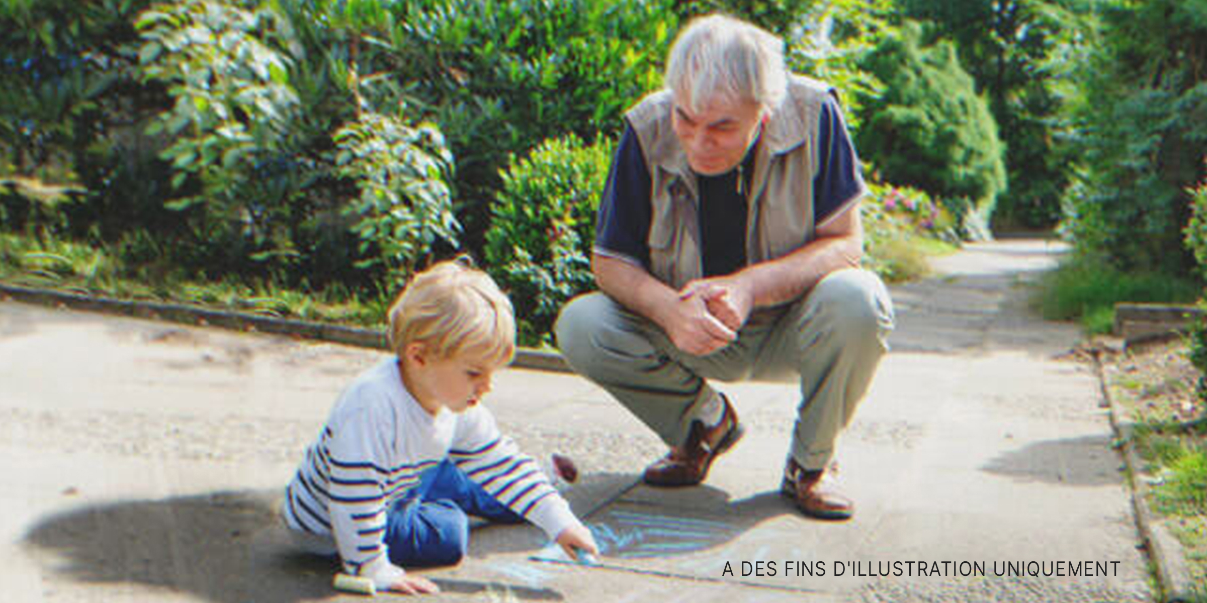 Un homme âgé s'accroupit à côté d'un jeune garçon | Source : Shutterstock