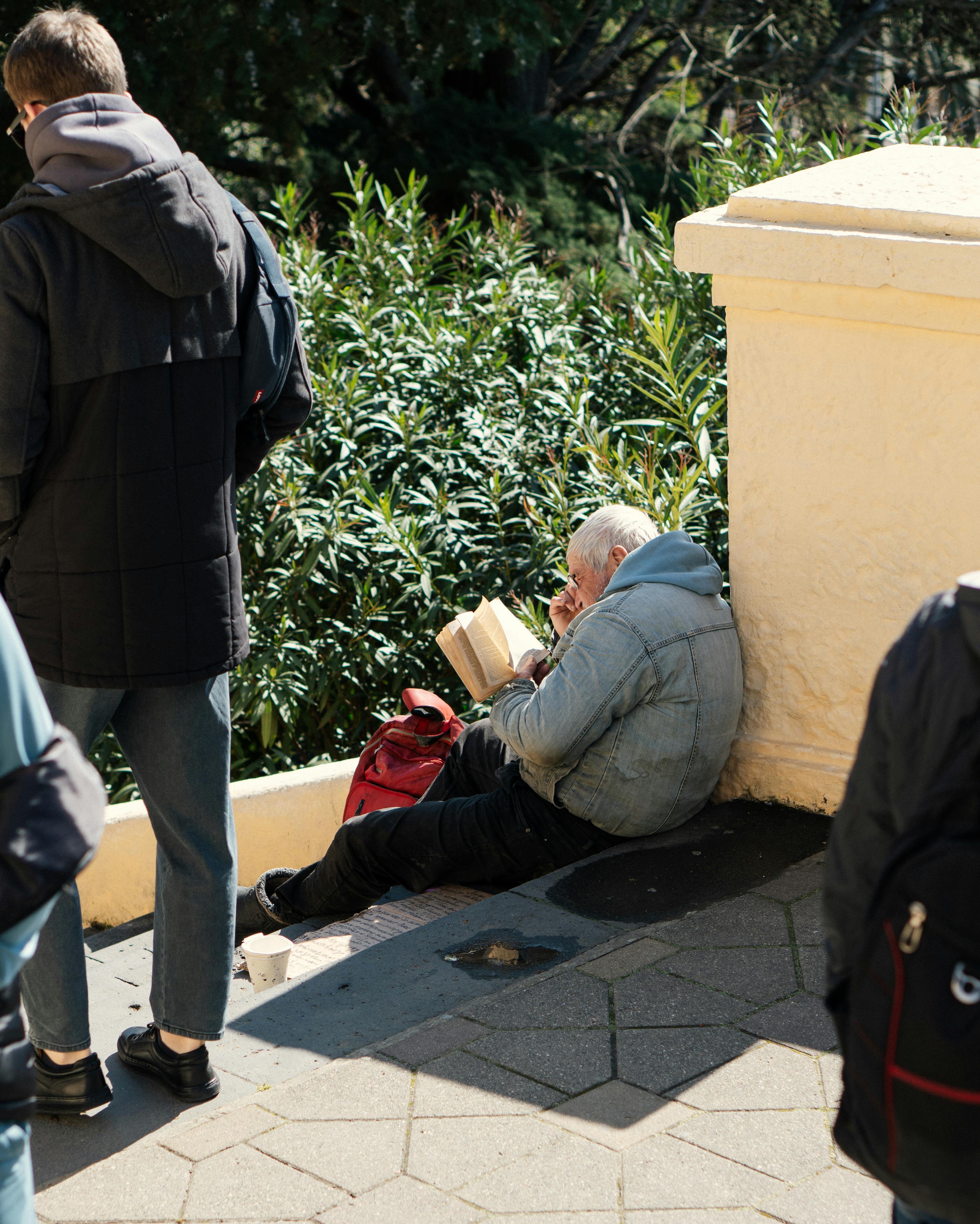 John trouvant un espace pour lire sur le campus de son université | Source : Pexels