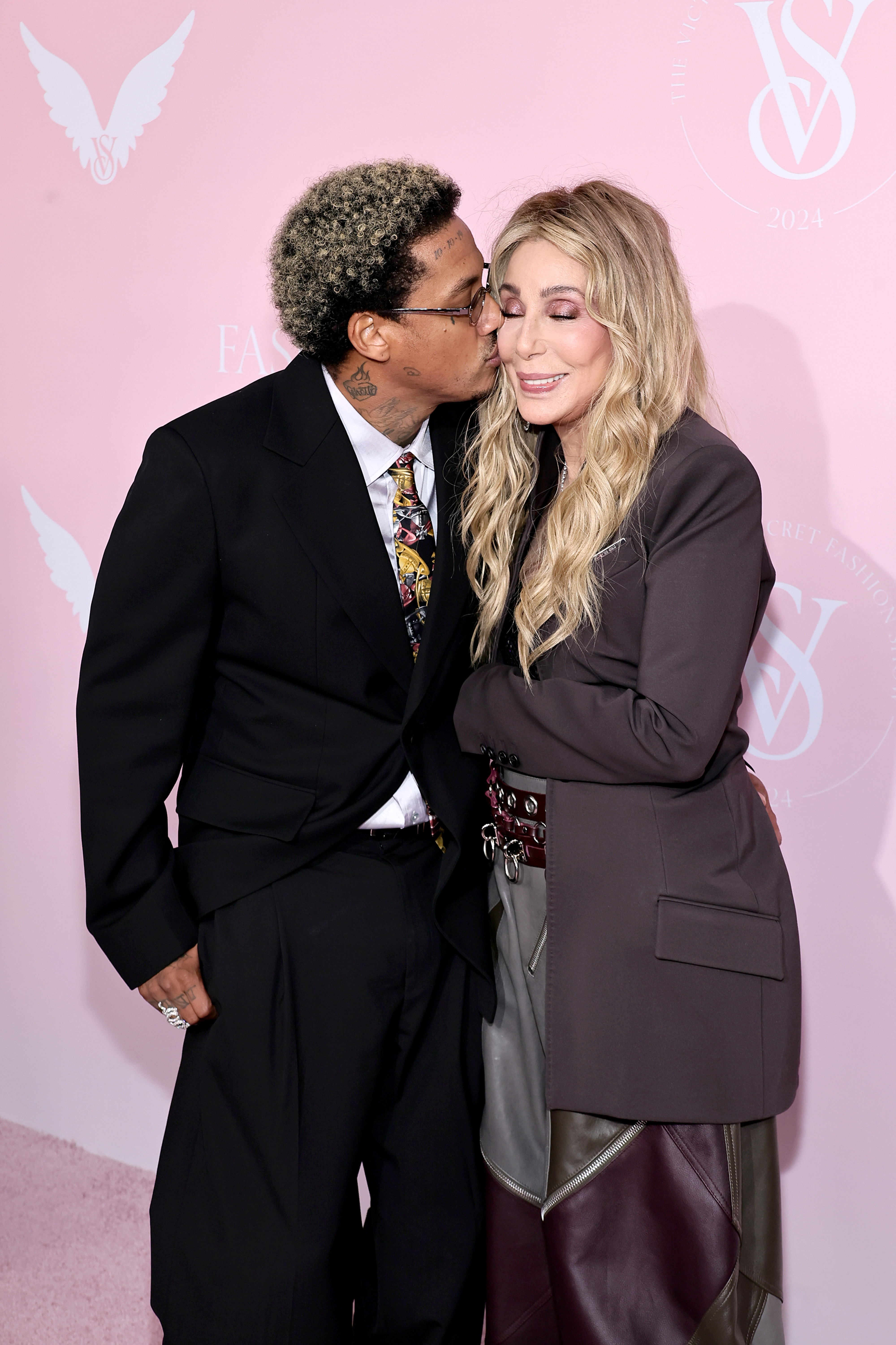 Alexander "AE" Edwards et Cher assistent au défilé de mode de Victoria's Secret à Duggal Greenhouse à Brooklyn, New York, le 15 octobre 2024 | Source : Getty Images