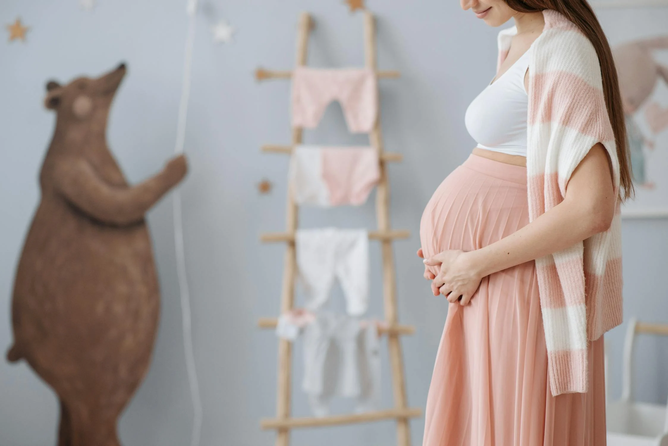 Une femme enceinte dans une crèche ⏐ Source : Pexels